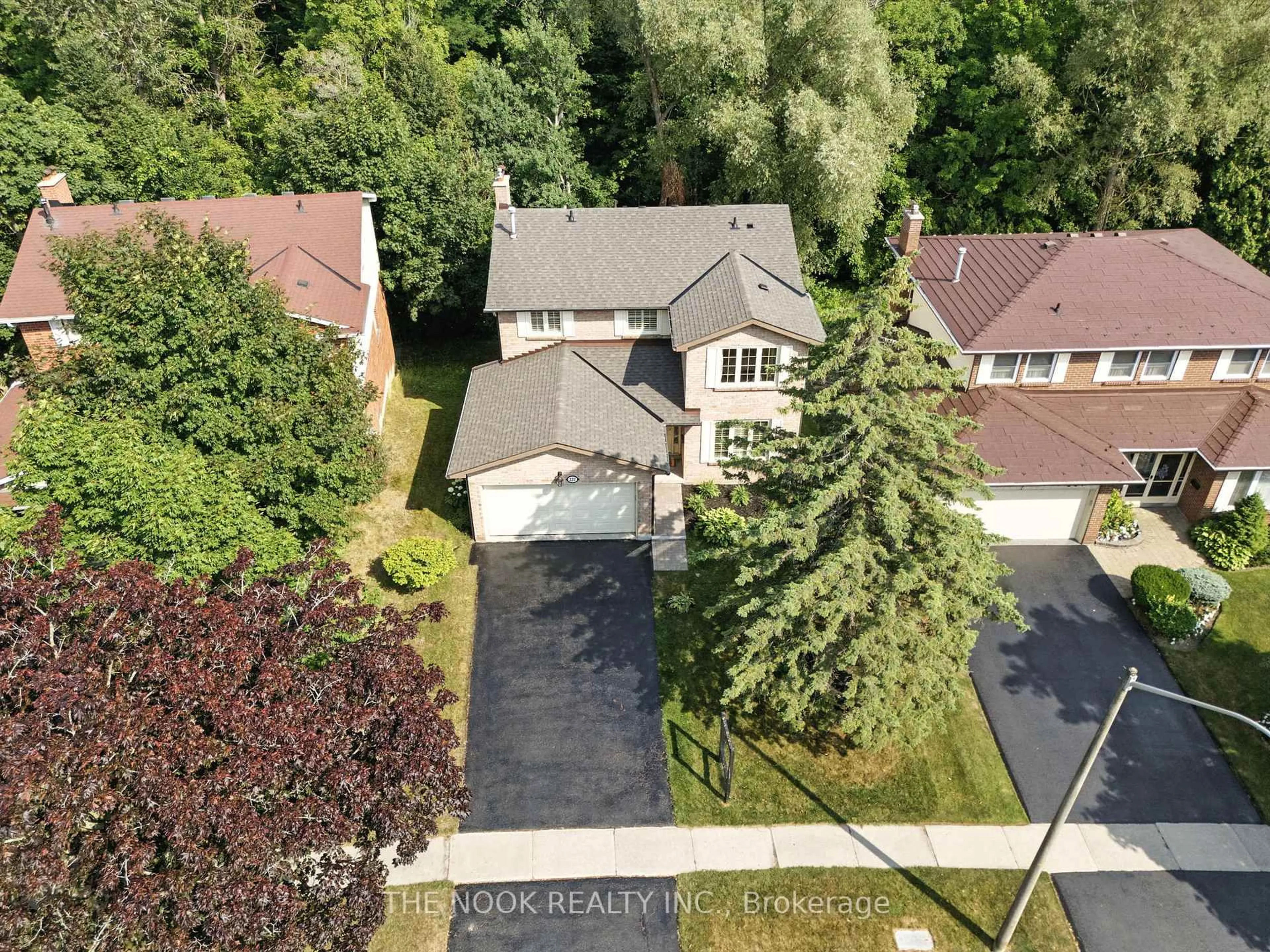A pic from outside/outdoor area/front of a property/back of a property/a pic from drone, street for 227 Blue Heron Dr, Oshawa Ontario L1G 6X7
