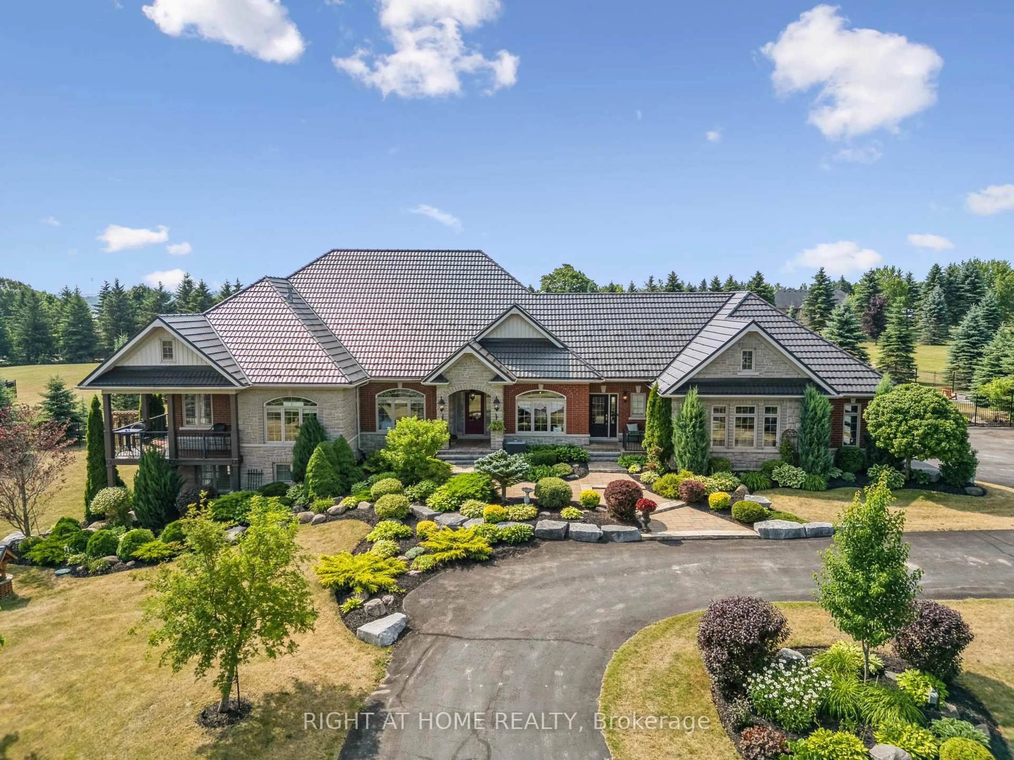 A pic from outside/outdoor area/front of a property/back of a property/a pic from drone, unknown for 7 Clyde Crt, Scugog Ontario L9L 2C9