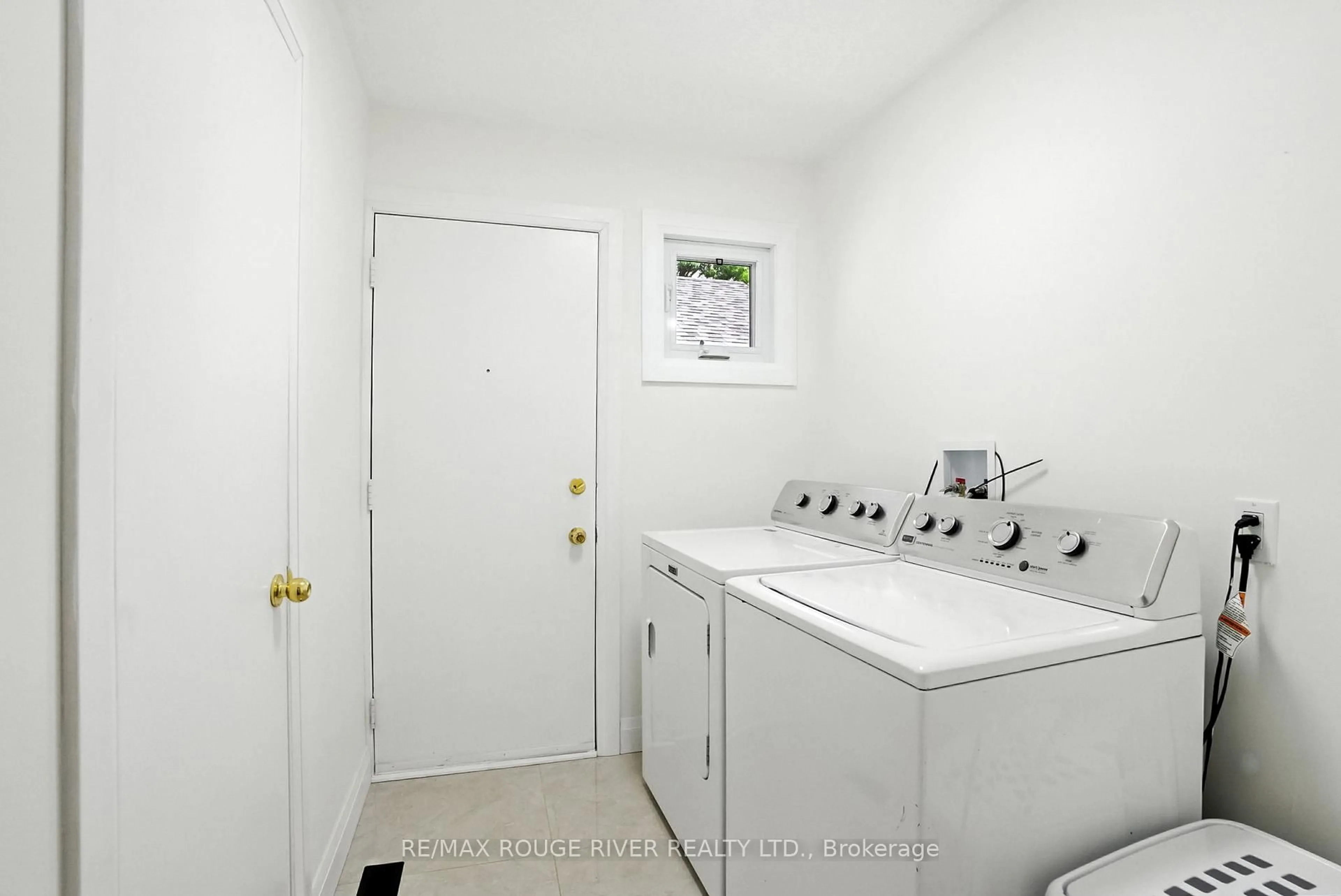 Laundry room for 26 Longfellow Crt, Whitby Ontario L1N 6V7