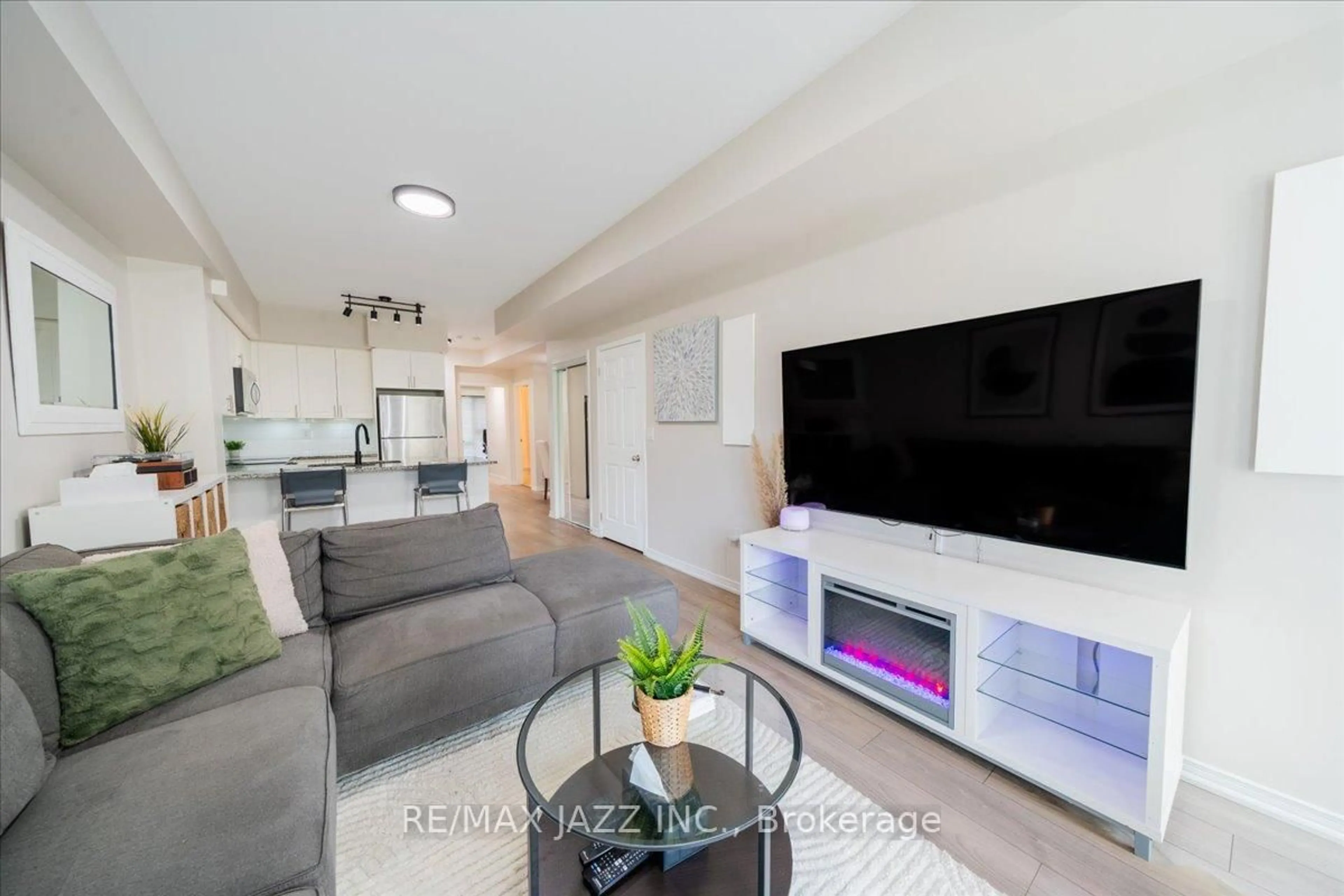Living room with furniture, unknown for 500 Kingbird Grve #221, Toronto Ontario M1B 0E4