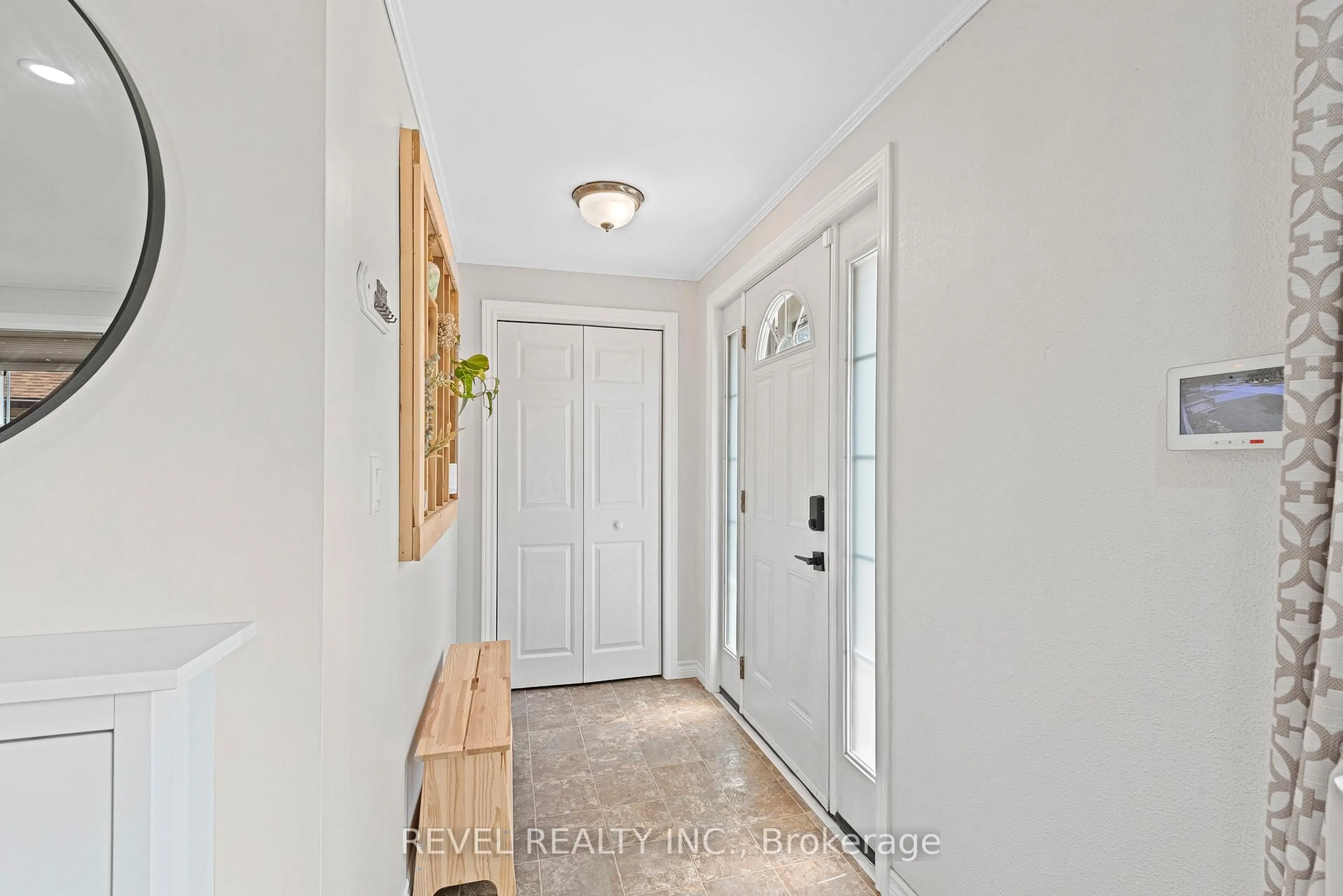 Indoor entryway for 1132 Norman Cres, Oshawa Ontario L1H 7X1