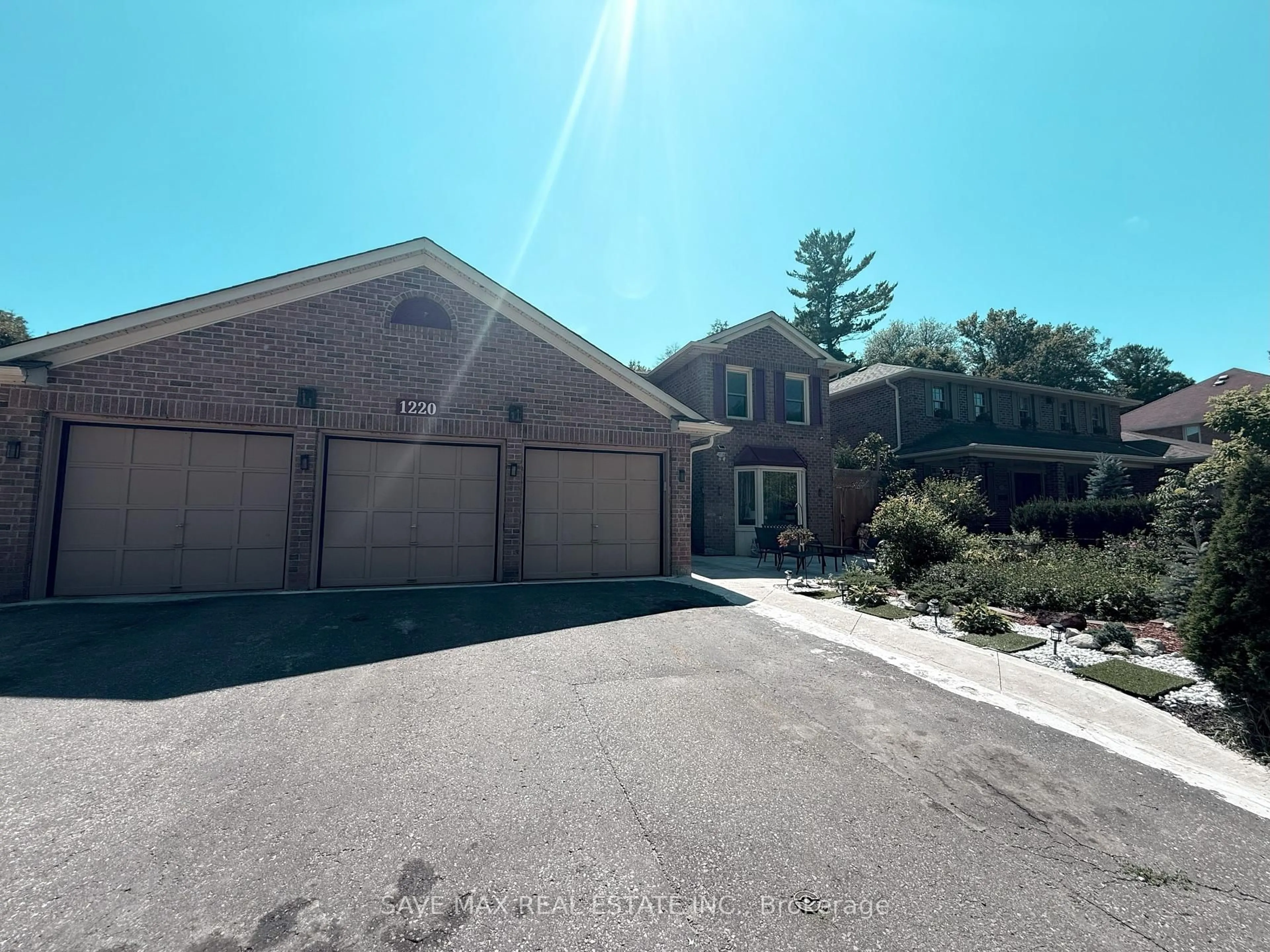 A pic from outside/outdoor area/front of a property/back of a property/a pic from drone, street for 1220 Abbey Rd, Pickering Ontario L1X 1V7