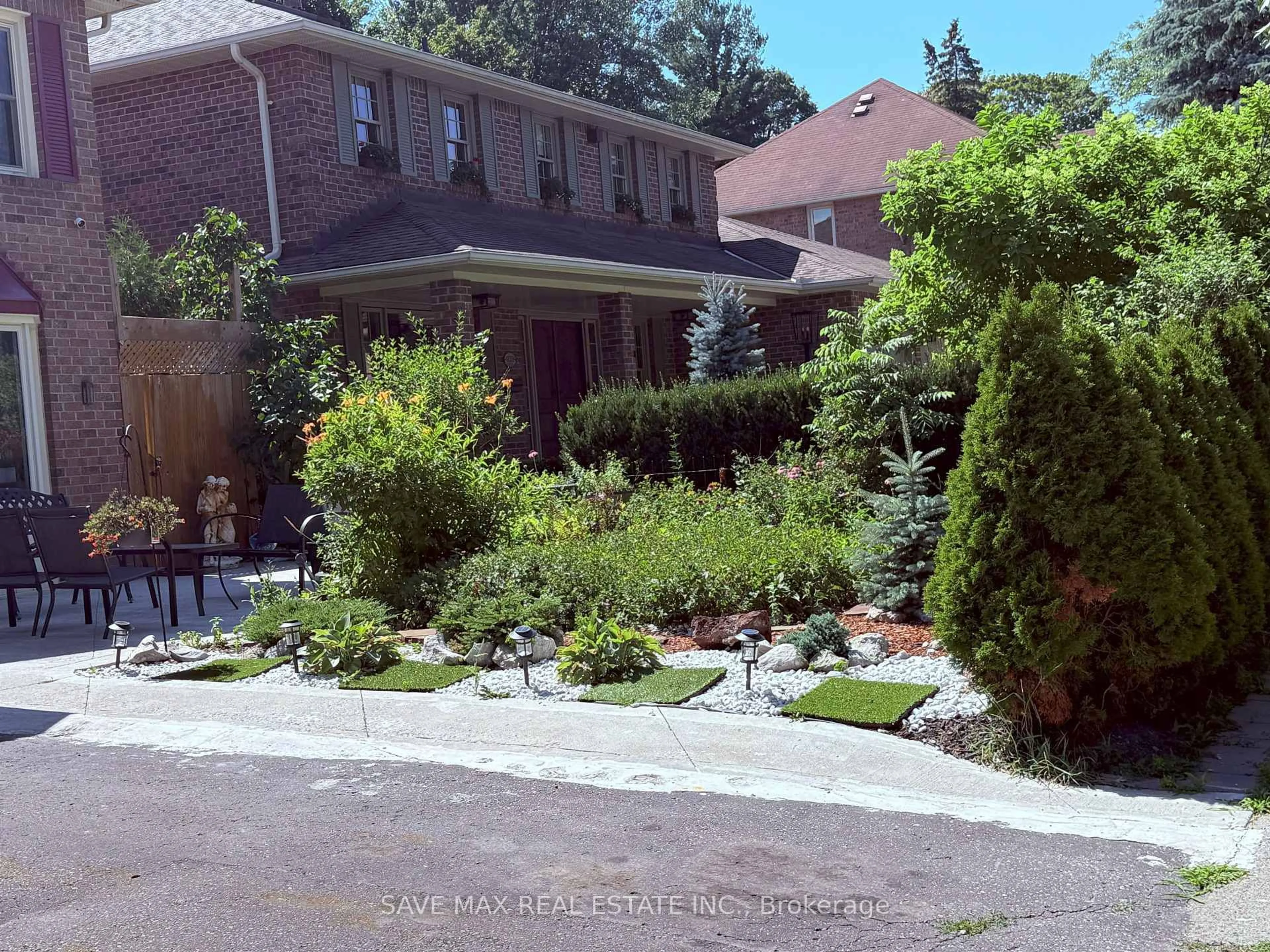 A pic from outside/outdoor area/front of a property/back of a property/a pic from drone, street for 1220 Abbey Rd, Pickering Ontario L1X 1V7