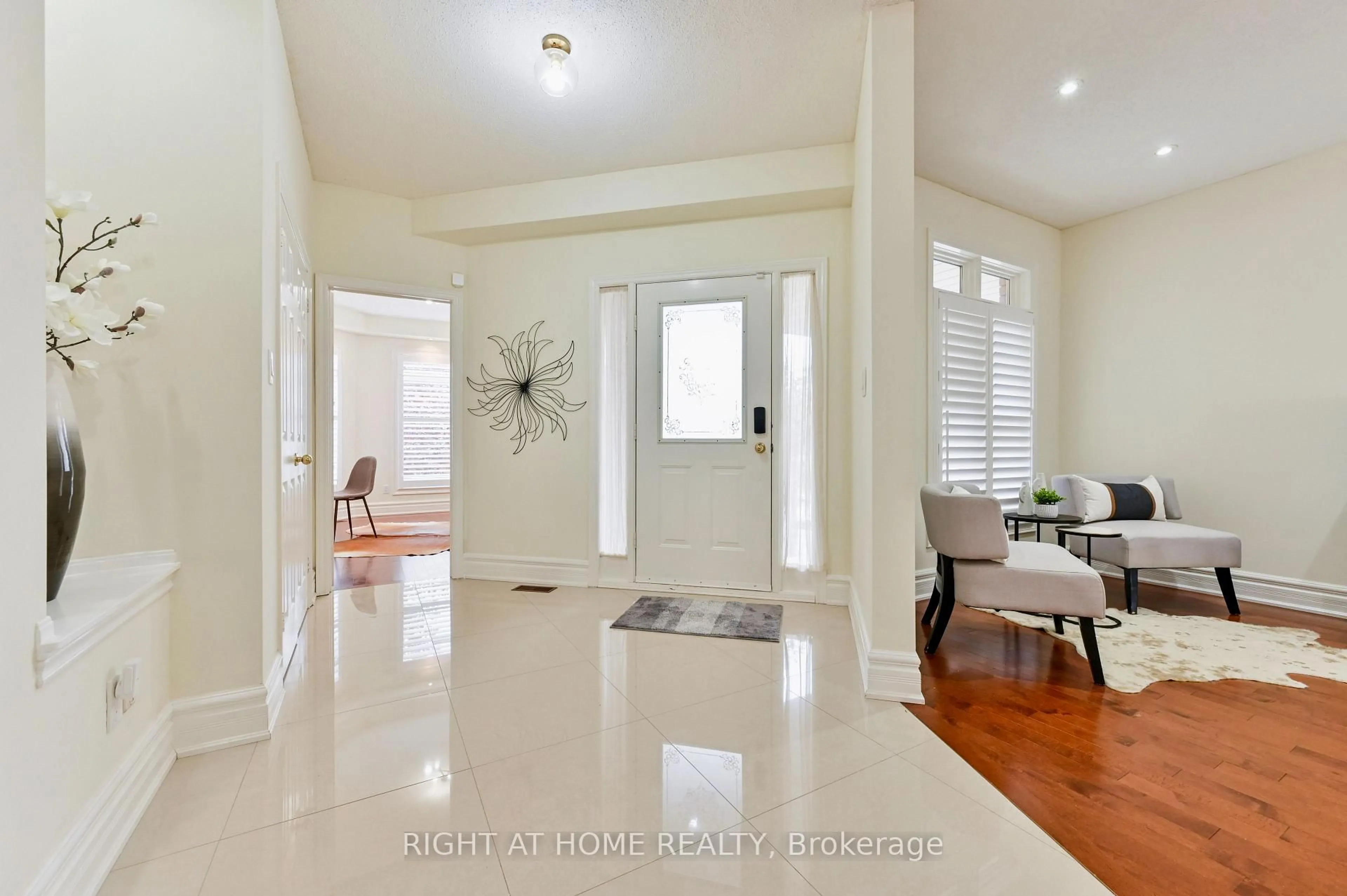 Indoor entryway for 842 Primrose Crt, Pickering Ontario L1X 2S7