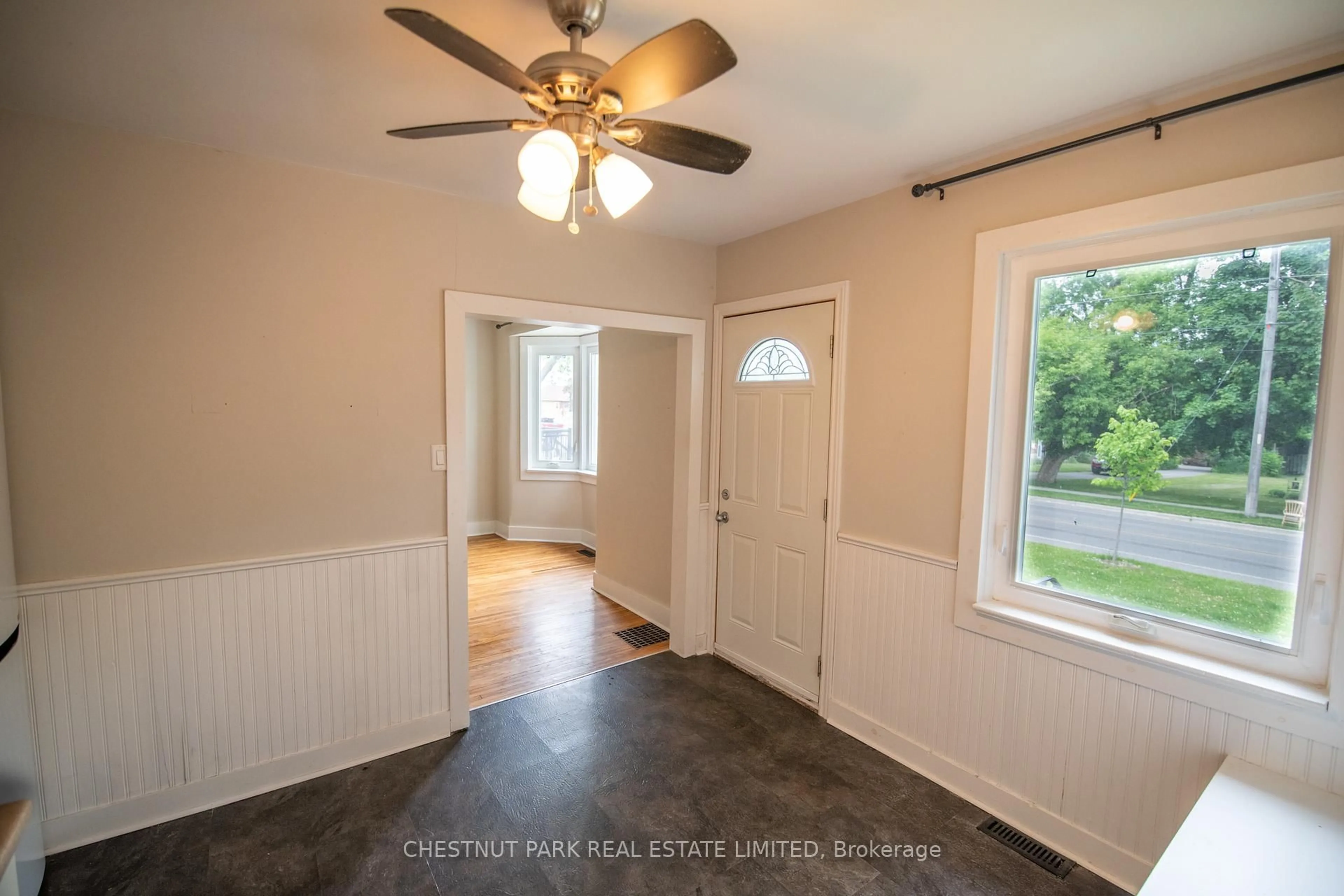 Indoor entryway for 174 Gibbons St, Oshawa Ontario L1J 4Y3