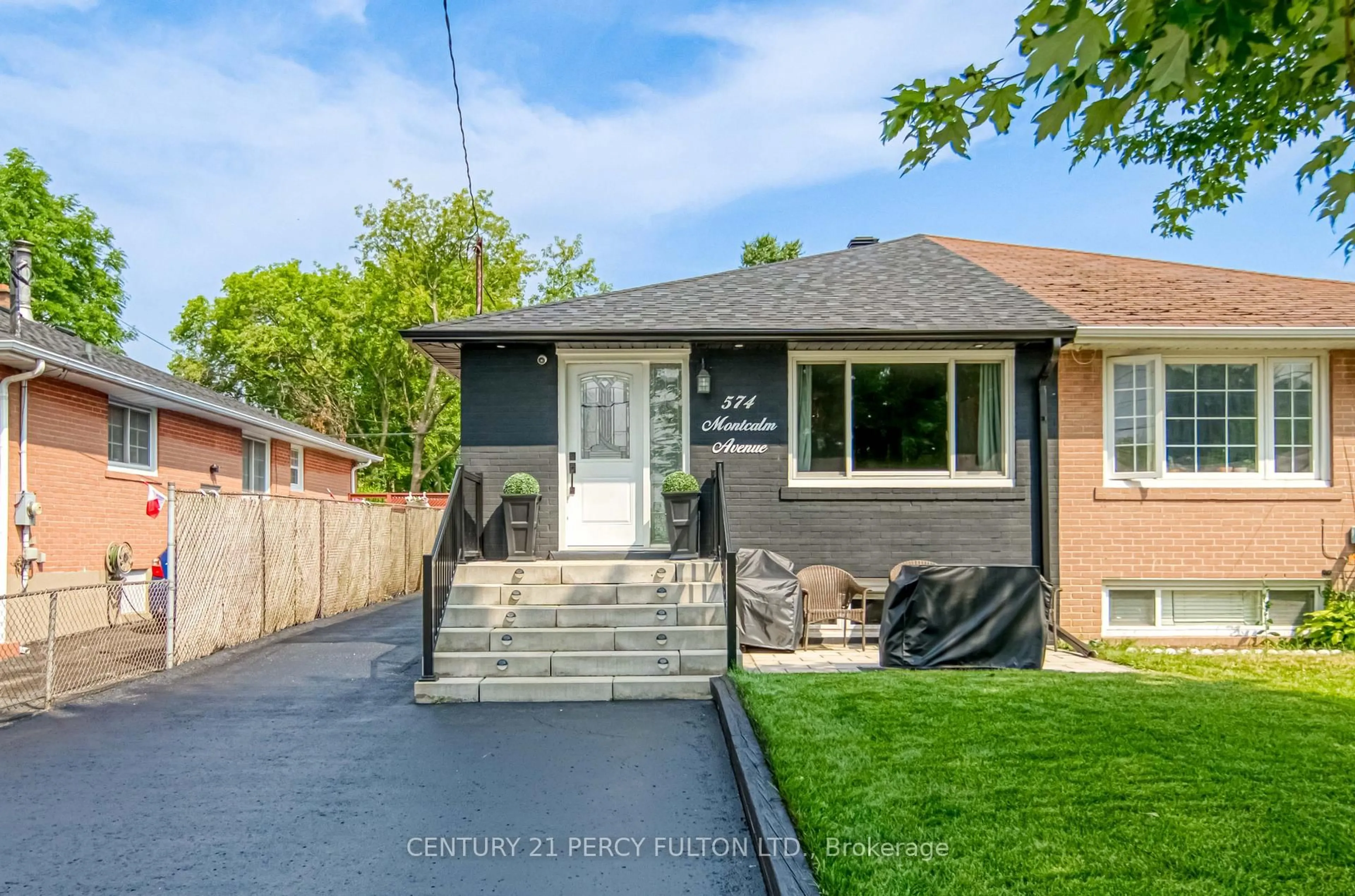 Home with brick exterior material, street for 574 Montcalm Ave, Oshawa Ontario L1J 2H1