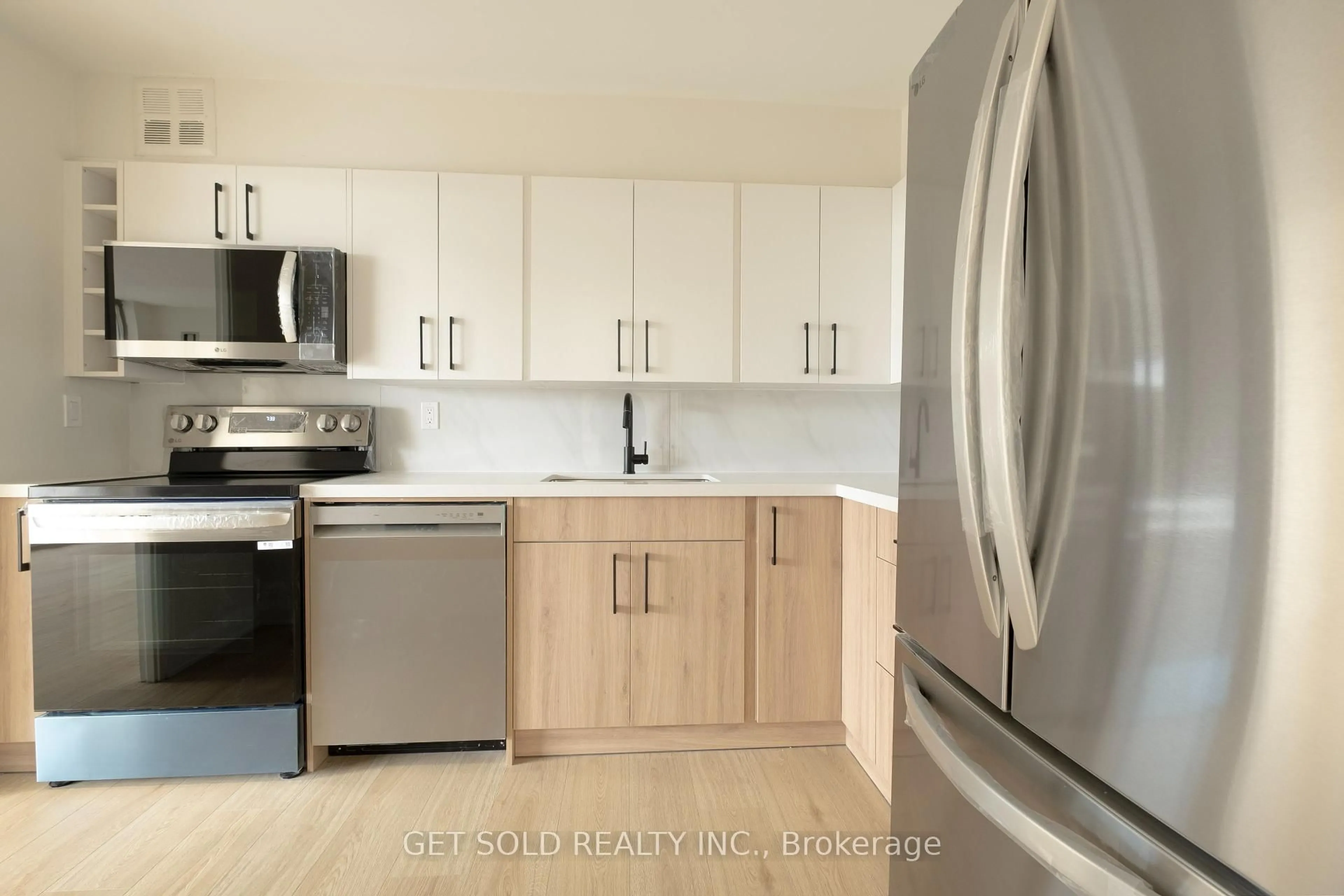 Standard kitchen, wood/laminate floor for 120 Dundalk Dr #405, Toronto Ontario M1P 4V9