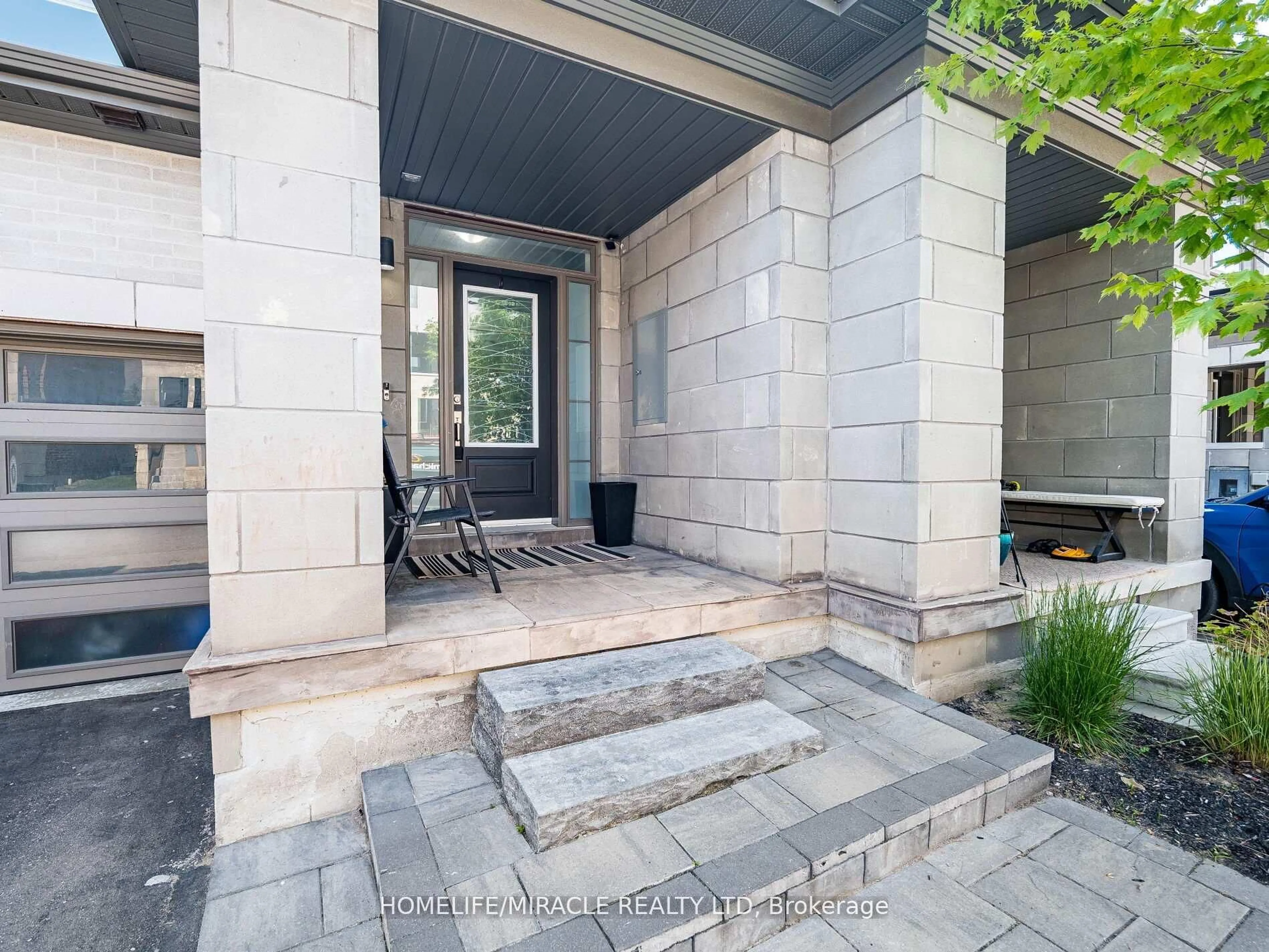 Indoor entryway for 28 Donald Fleming Way #147, Whitby Ontario L1R 0N8