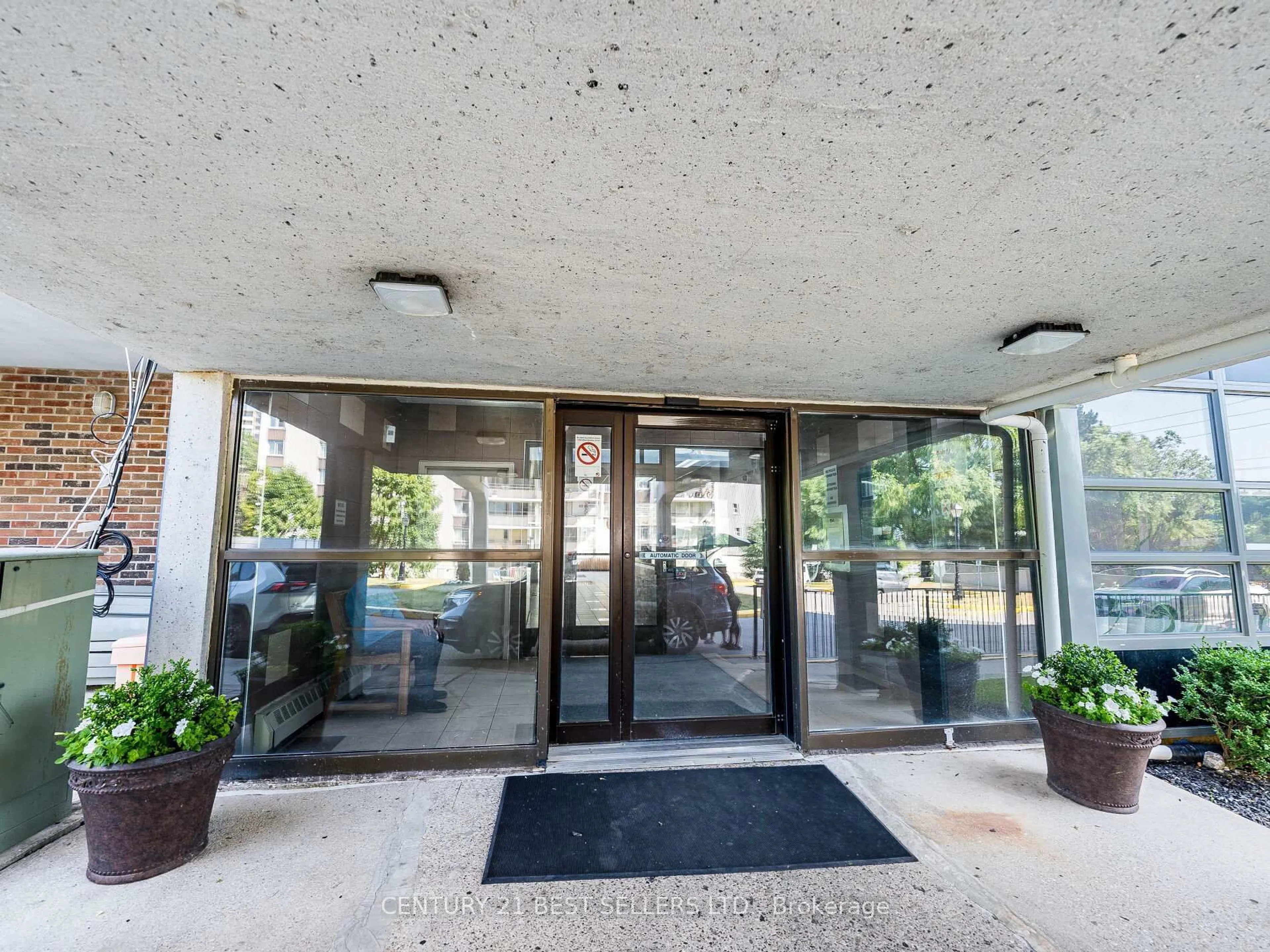 Indoor foyer for 3380 Eglinton Ave #1410, Toronto Ontario M1J 3L6