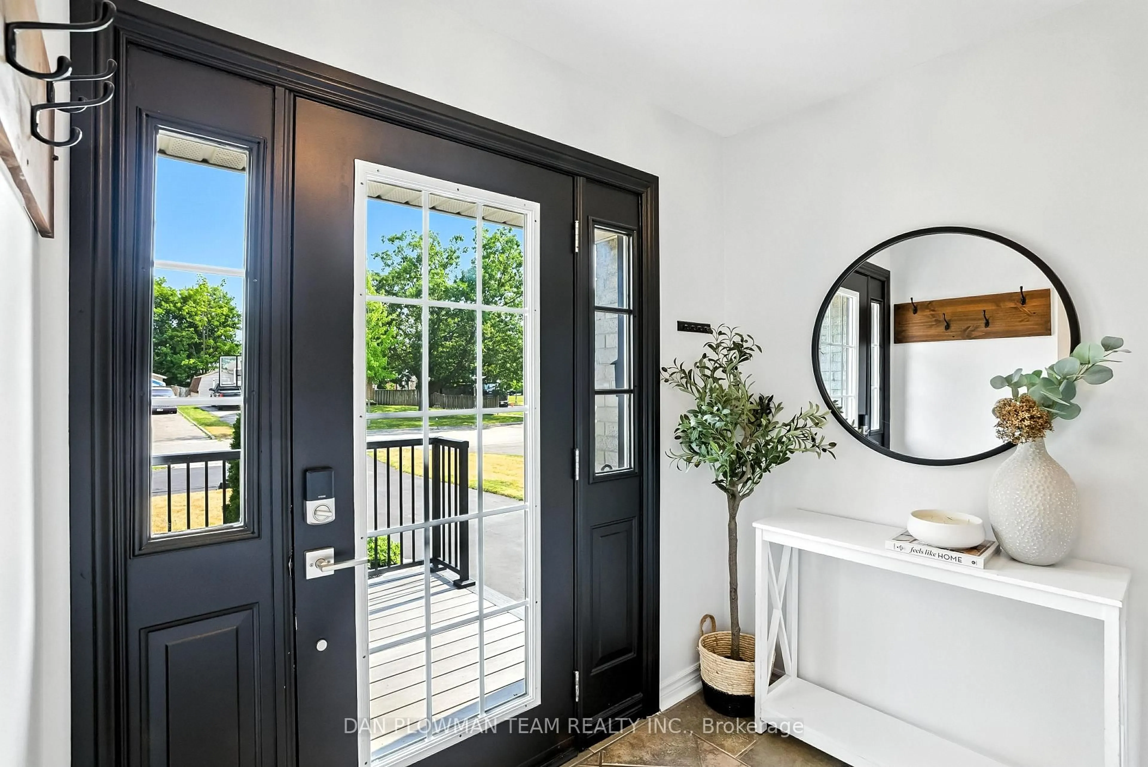Indoor entryway for 368 Burnley Crt, Oshawa Ontario L1G 7G6