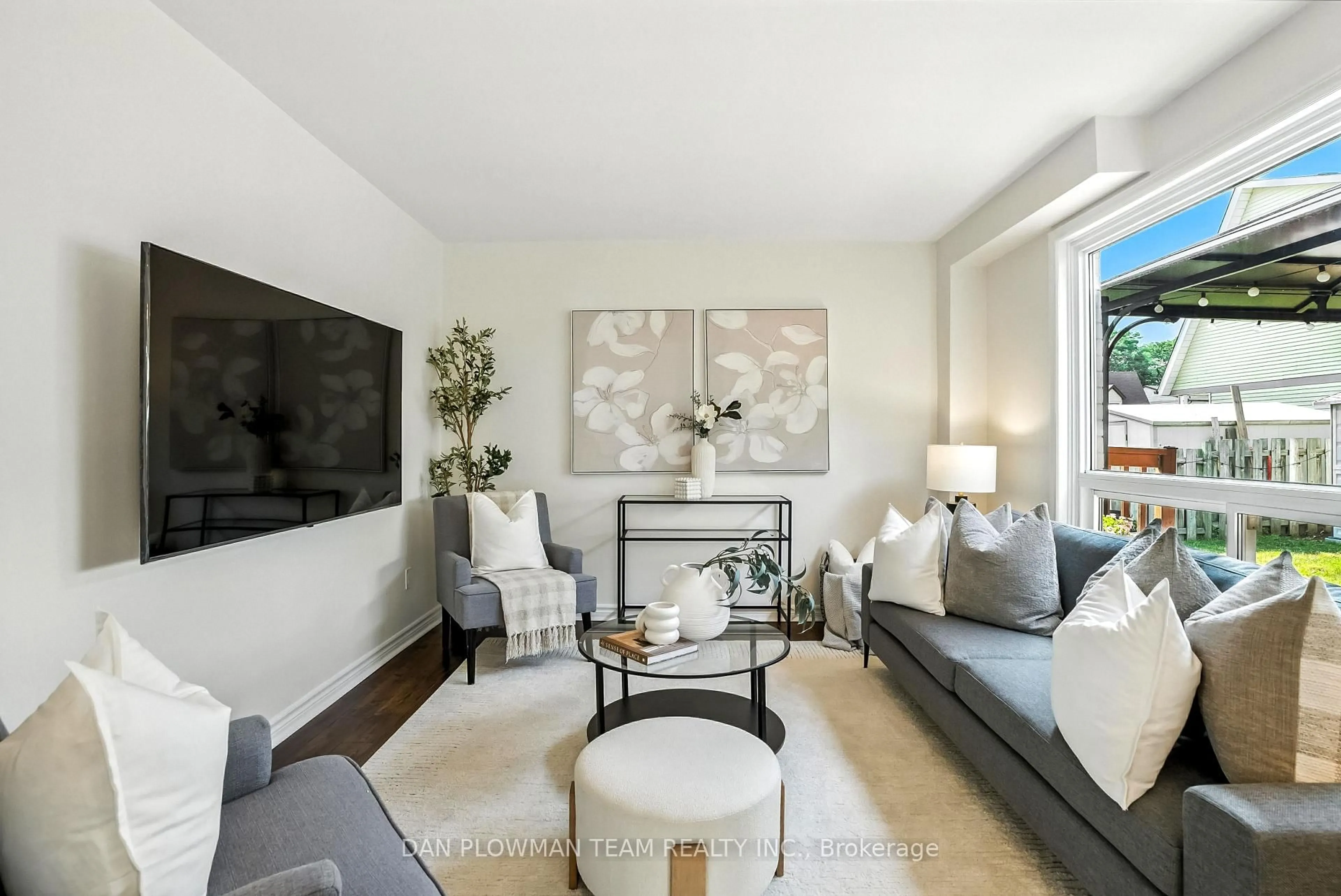 Living room with furniture, unknown for 368 Burnley Crt, Oshawa Ontario L1G 7G6