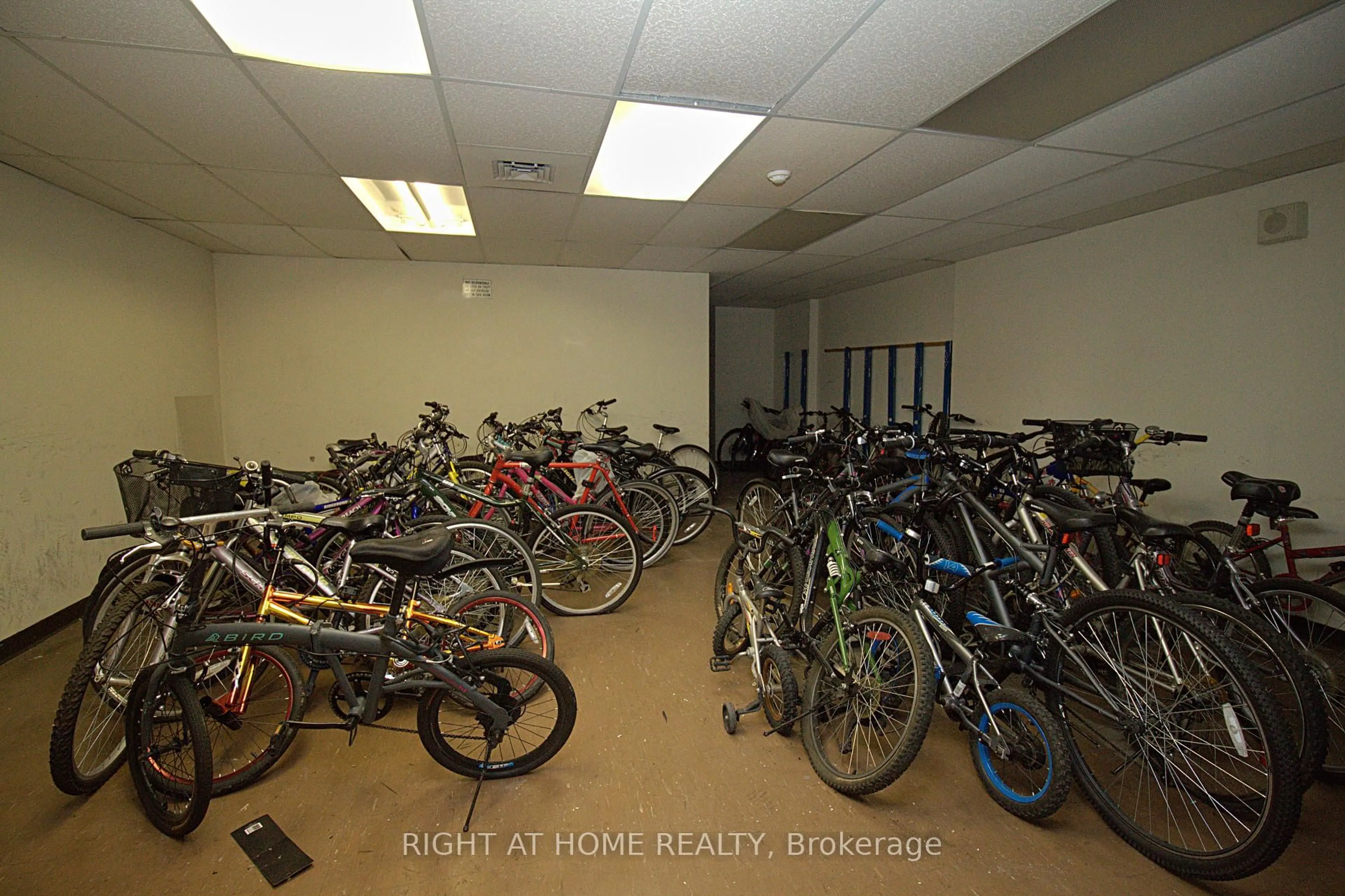 Indoor garage for 90 Ling Rd #904, Toronto Ontario M1E 4Y3