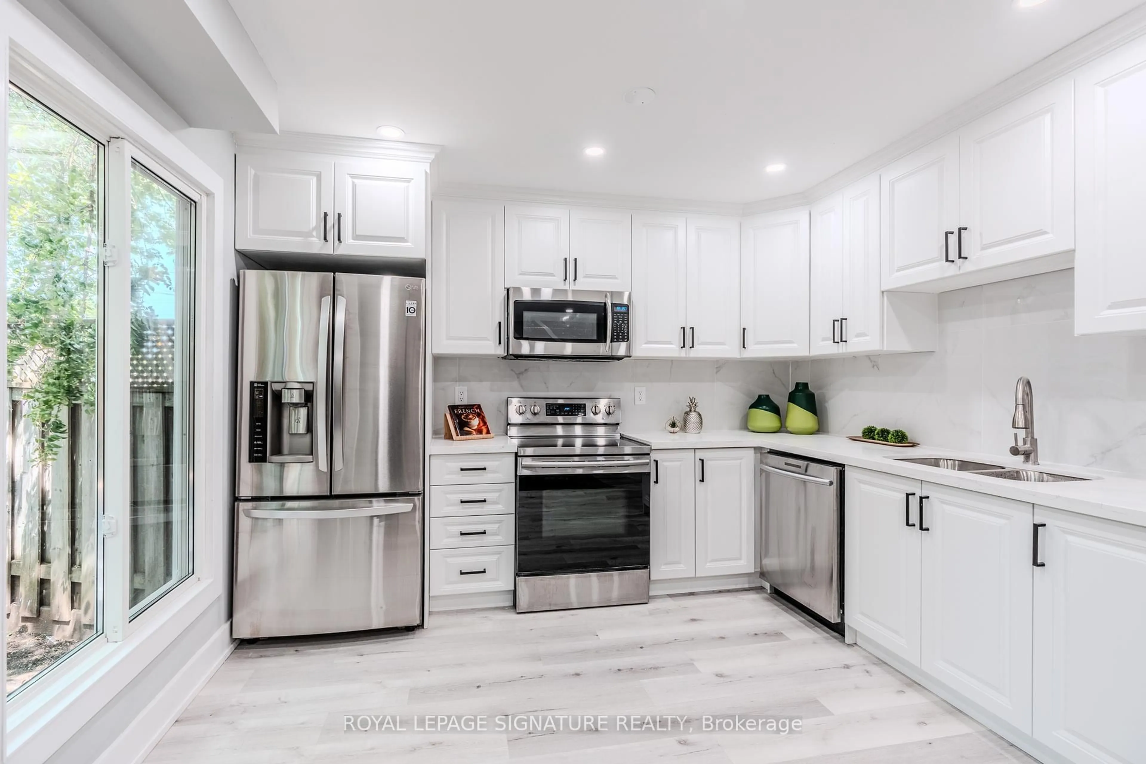 Open concept kitchen, ceramic/tile floor for 10 Grassmere Crt, Oshawa Ontario L1H 3X4