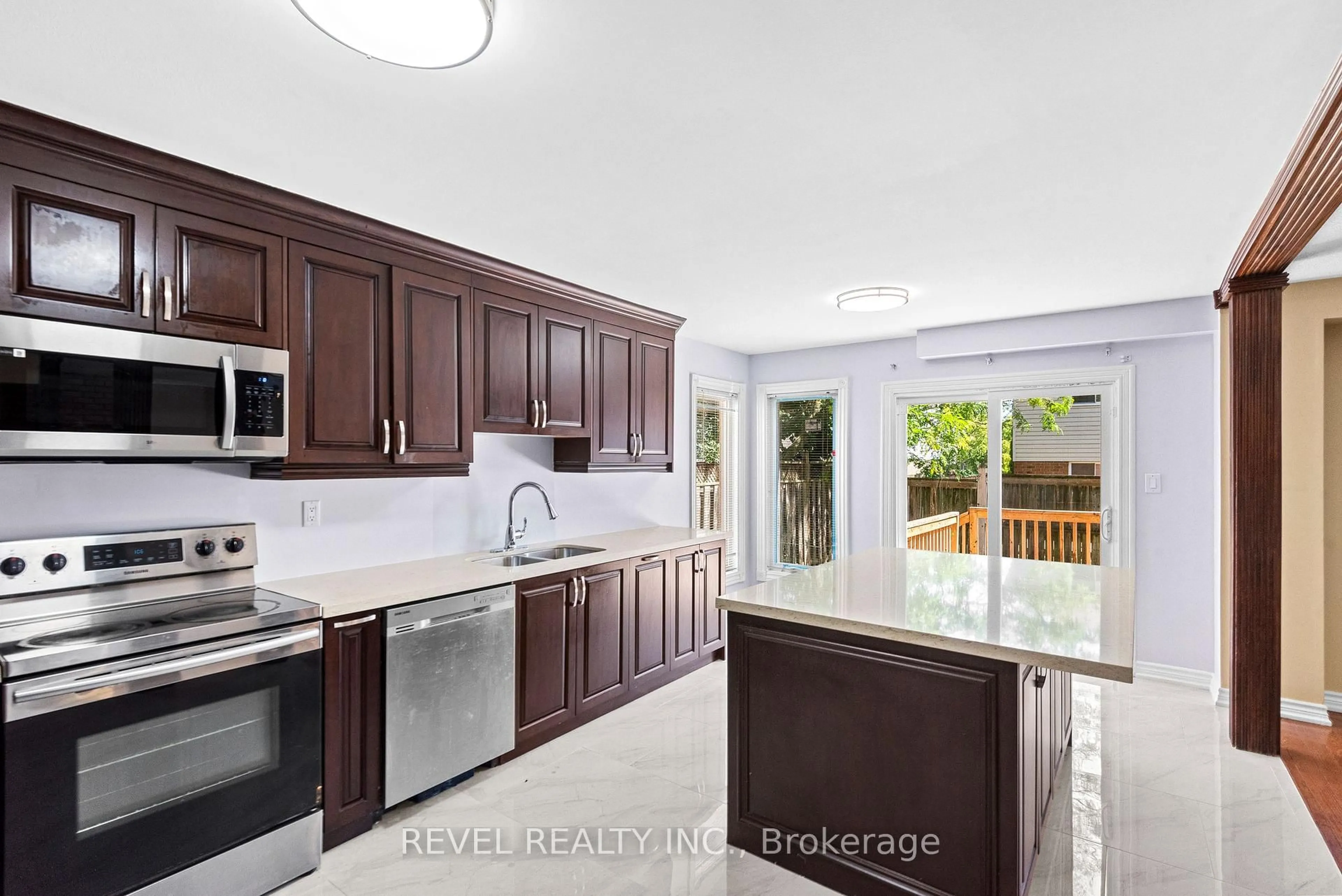 Open concept kitchen, ceramic/tile floor for 1005 Sandcliff Dr, Oshawa Ontario L1K 2E4