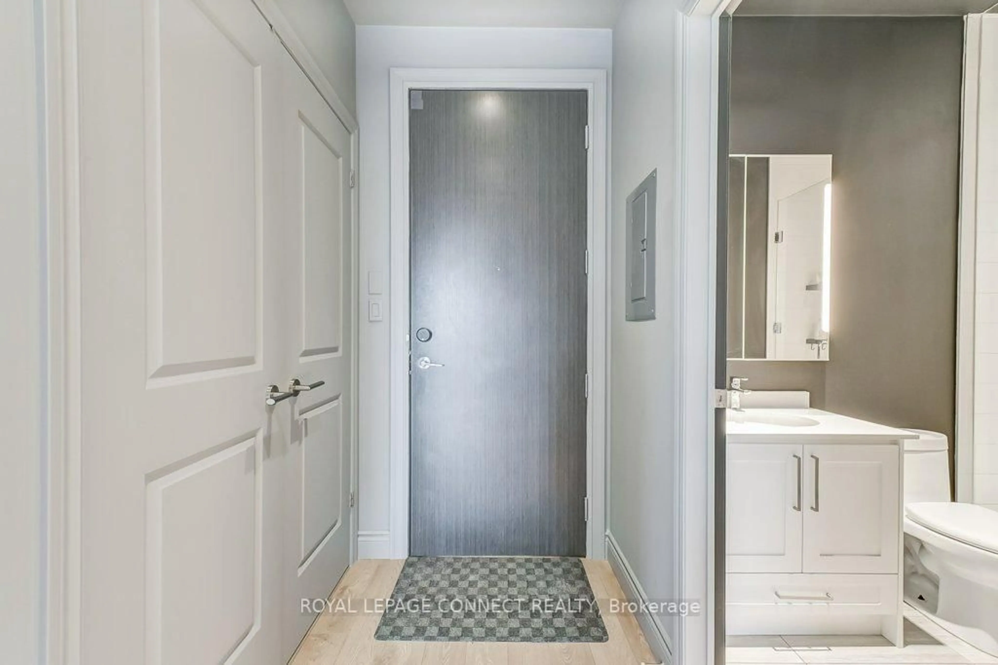Indoor entryway for 1003 Queen St #401, Toronto Ontario M4M 1K3