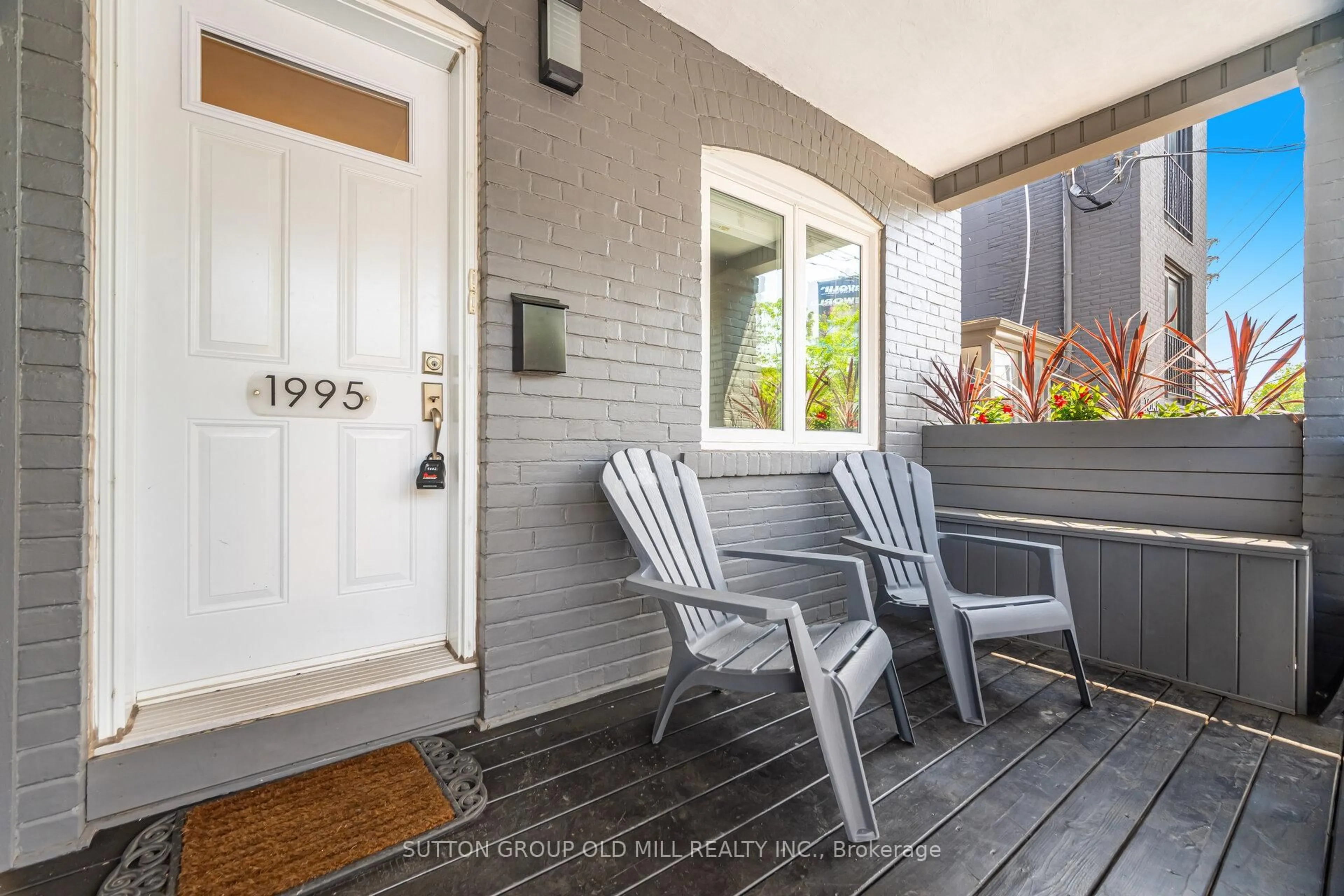 Patio, street for 1995 Gerrard St, Toronto Ontario M4E 2A9