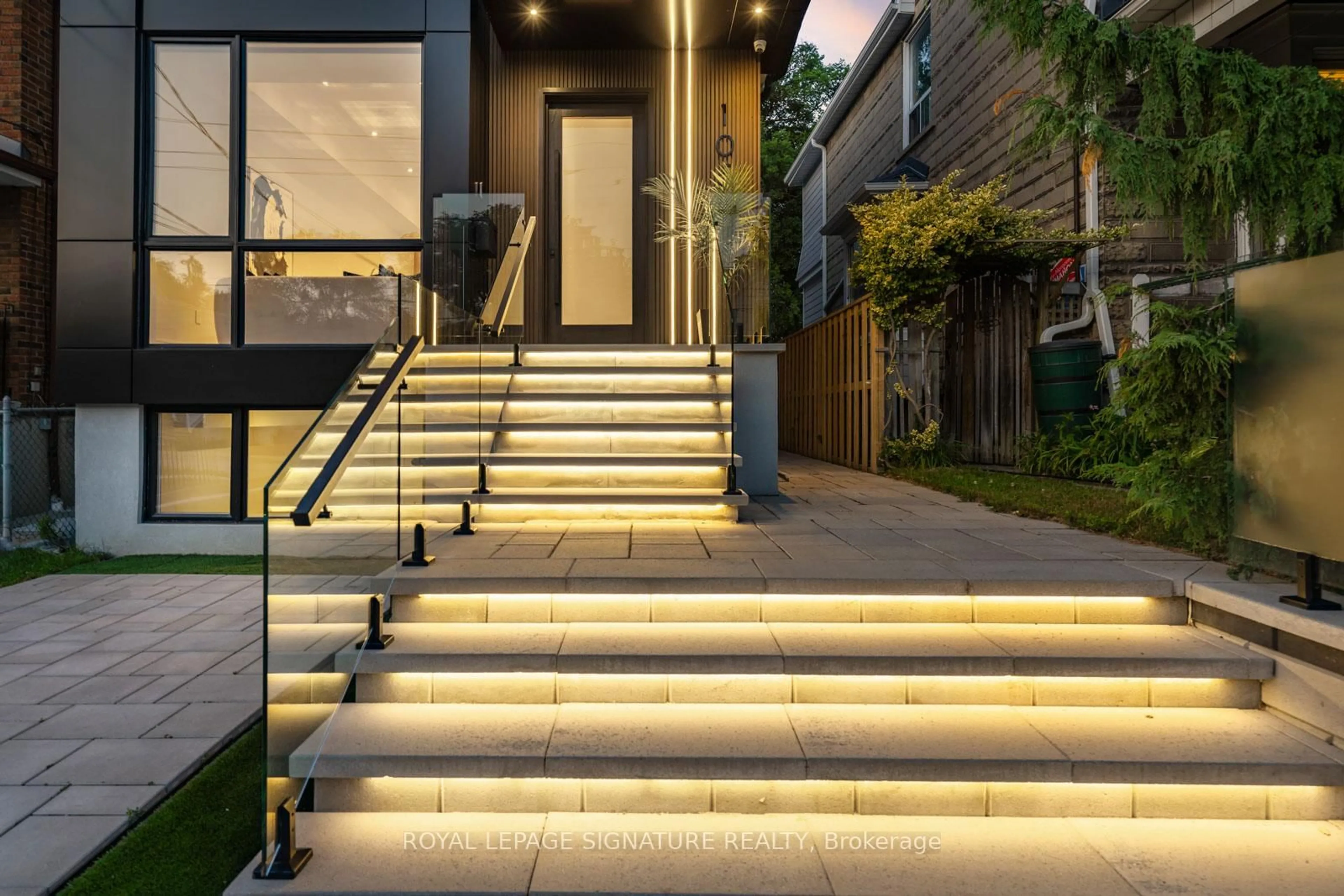 Stairs for 105 Gledhill Ave, Toronto Ontario M4C 5K7