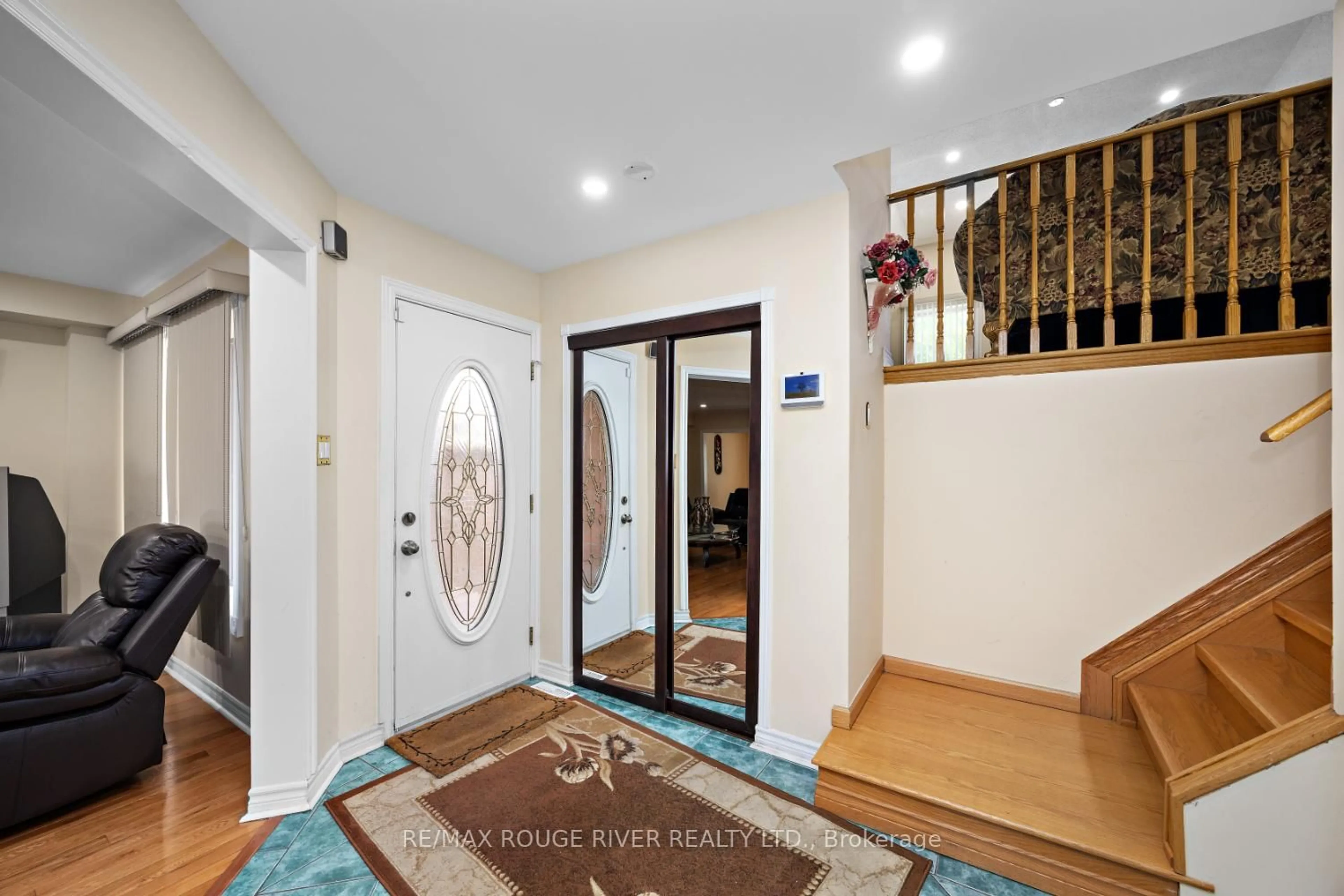 Indoor entryway for 33 Hearne Cres, Ajax Ontario L1T 3P5