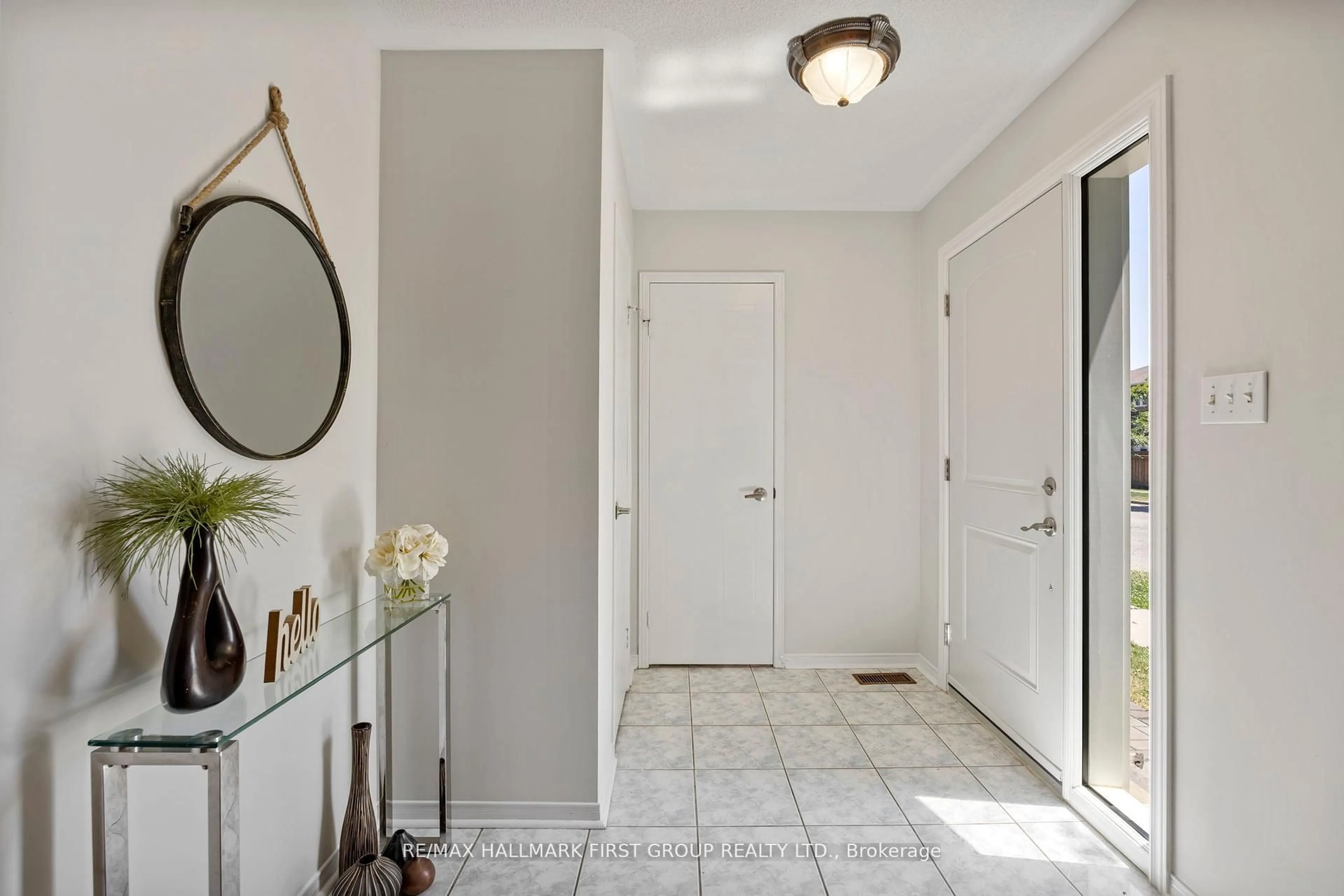 Indoor entryway for 1816 Nordane Dr, Pickering Ontario L1V 6Z7