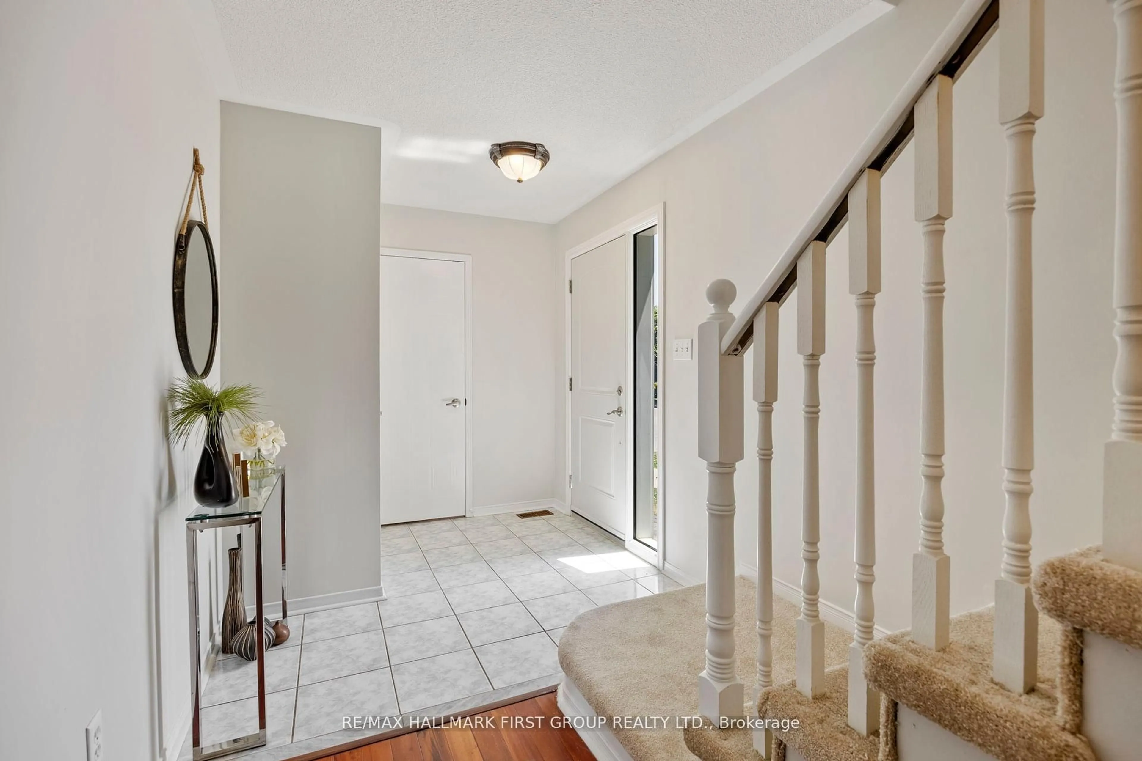 Indoor entryway for 1816 Nordane Dr, Pickering Ontario L1V 6Z7