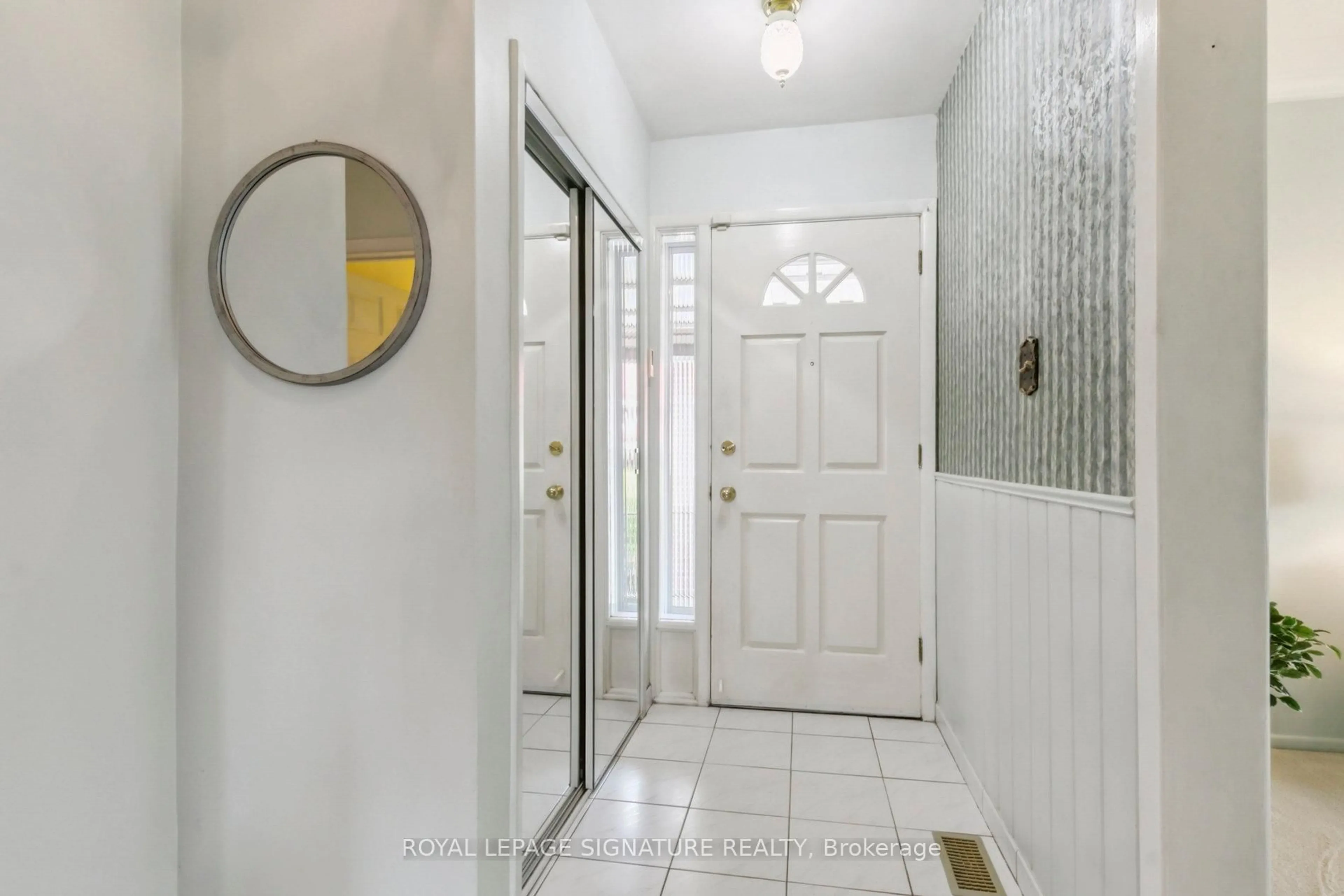 Indoor entryway for 54 Neapolitan Dr, Toronto Ontario M1B 4B4