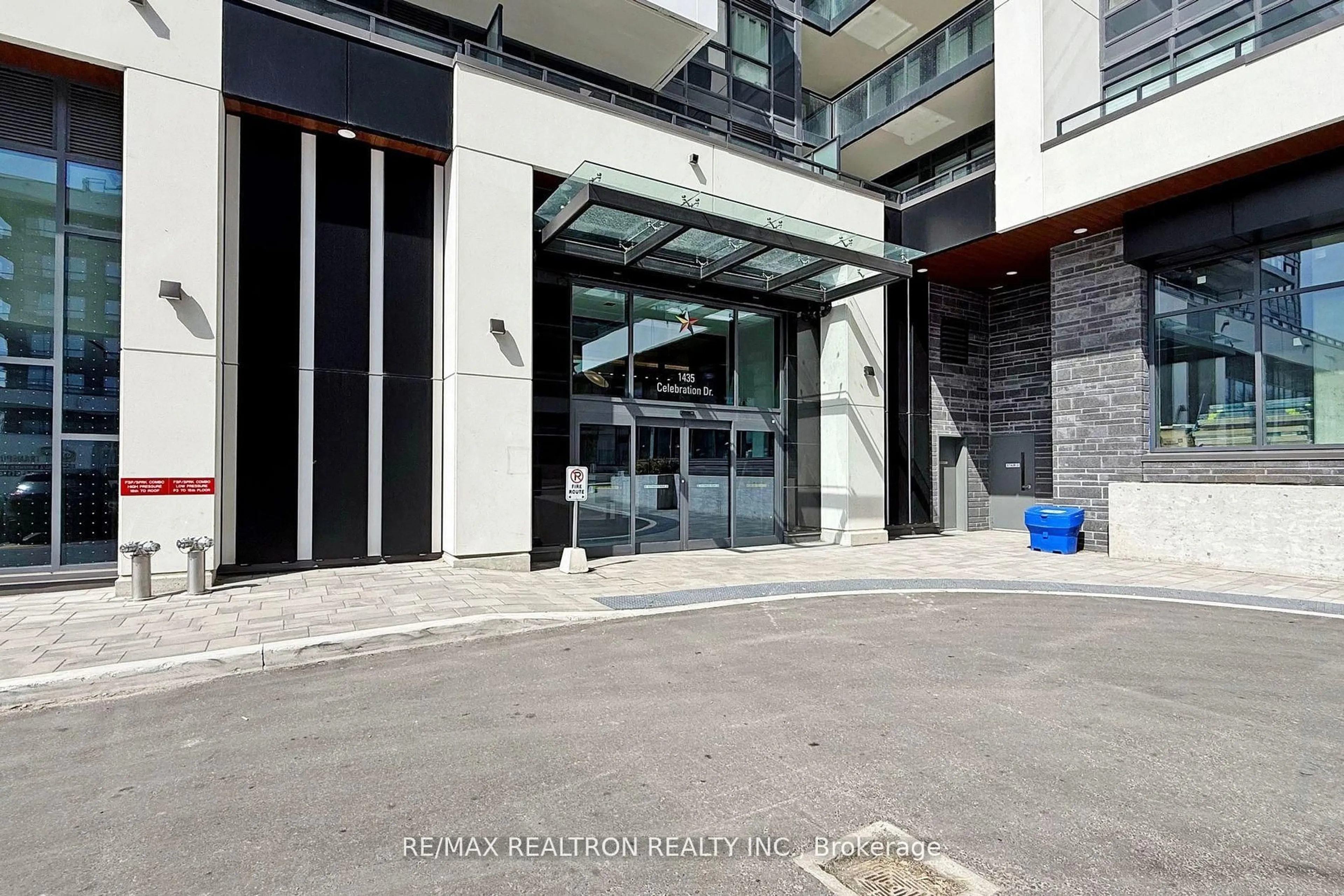 Indoor foyer for 1435 Celebration Dr #1509, Pickering Ontario L1W 0C3