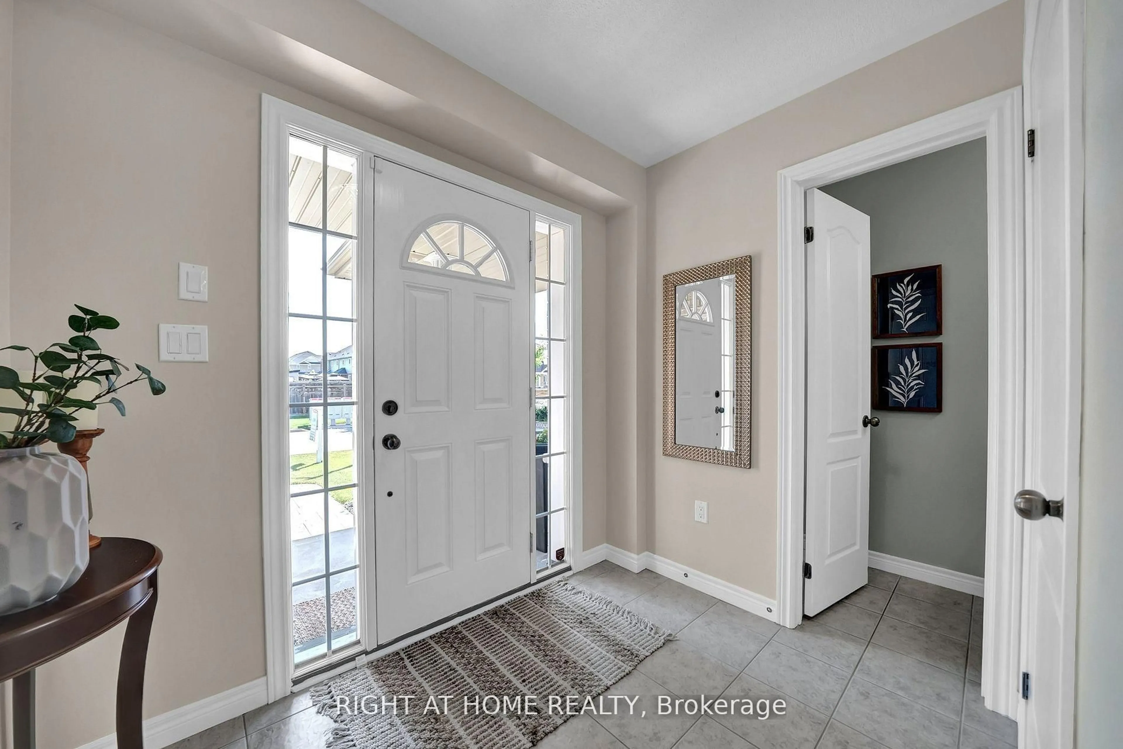 Indoor entryway for 6 Vetzal Crt, Clarington Ontario L1E 0H3