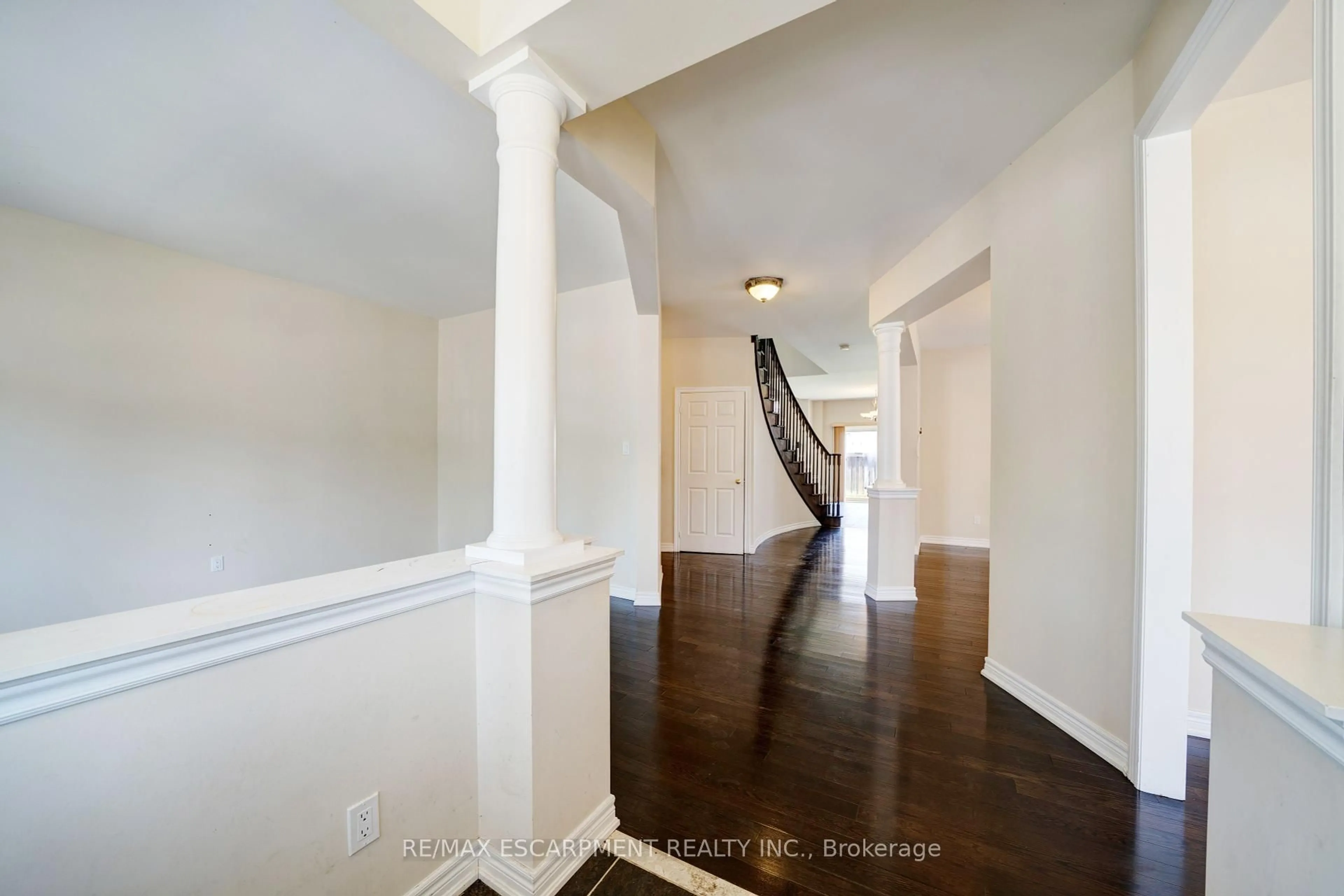 Indoor foyer for 11 Belsey Lane, Clarington Ontario L1B 0B3
