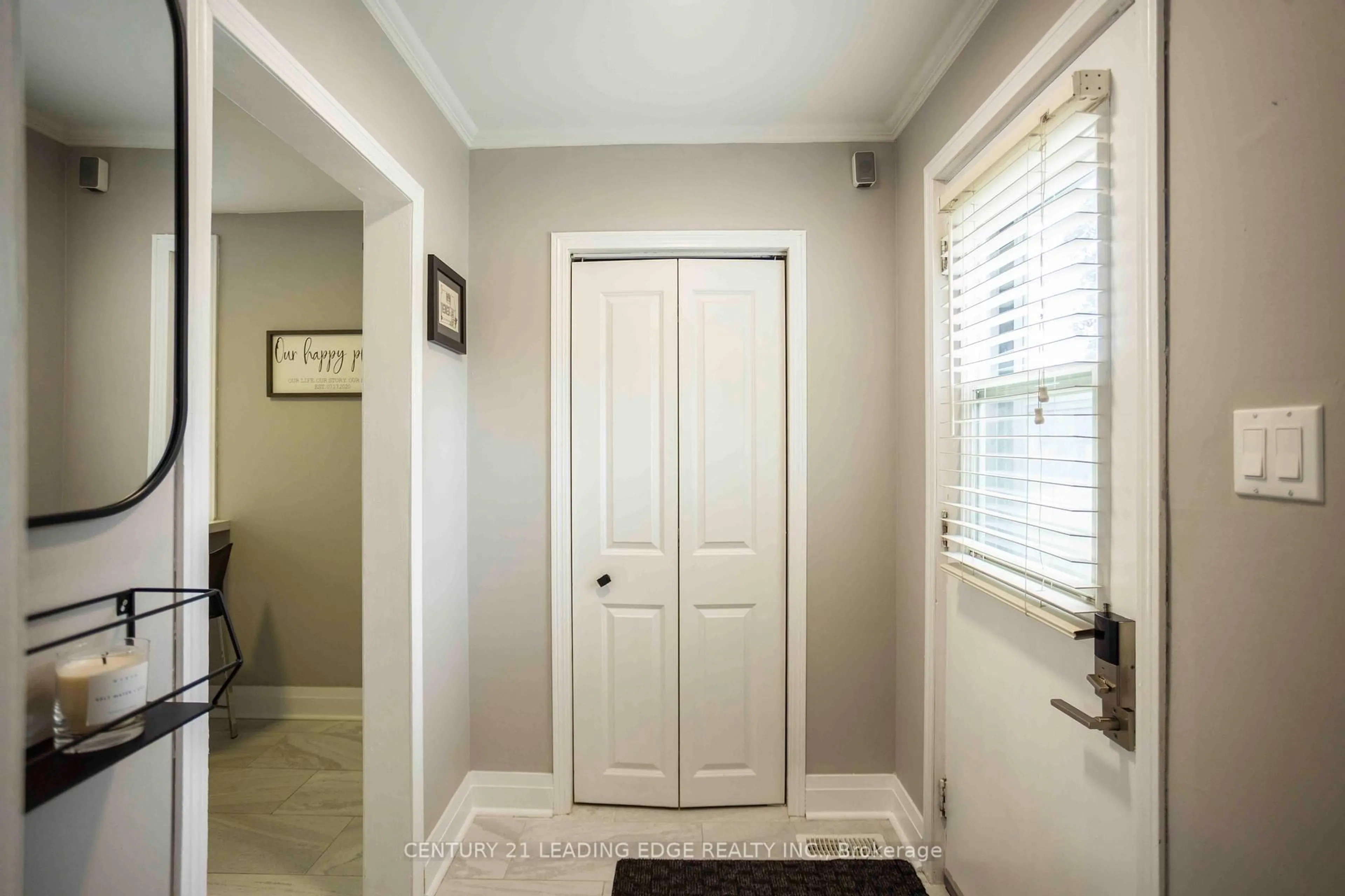 Indoor entryway for 394 Beverly St, Oshawa Ontario L1G 1P6