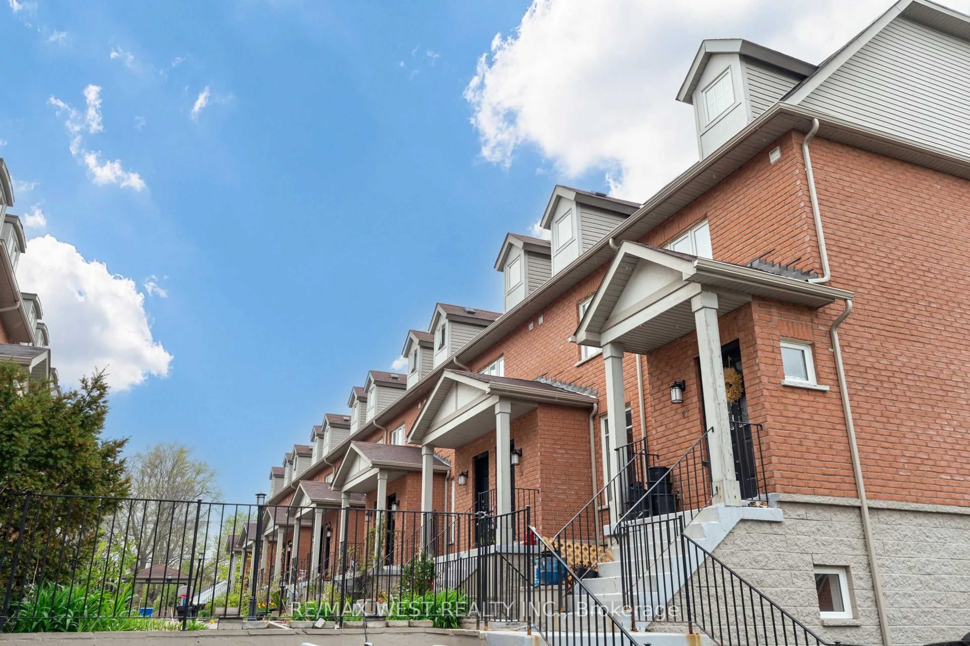 Home with brick exterior material, street for 901 Kennedy Rd #26, Toronto Ontario M1K 2E9