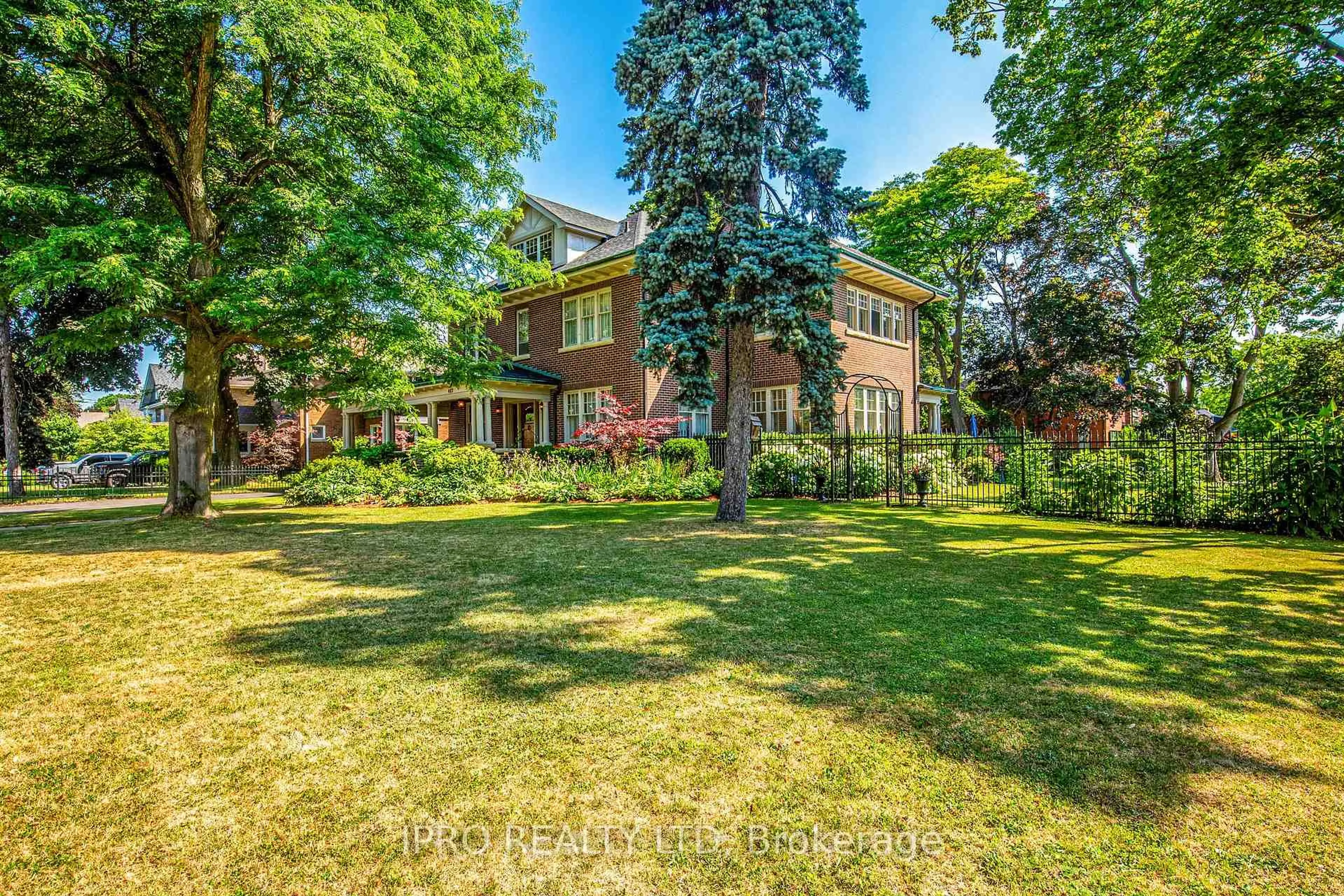 A pic from outside/outdoor area/front of a property/back of a property/a pic from drone, street for 447 Simcoe St, Oshawa Ontario L1G 4T8
