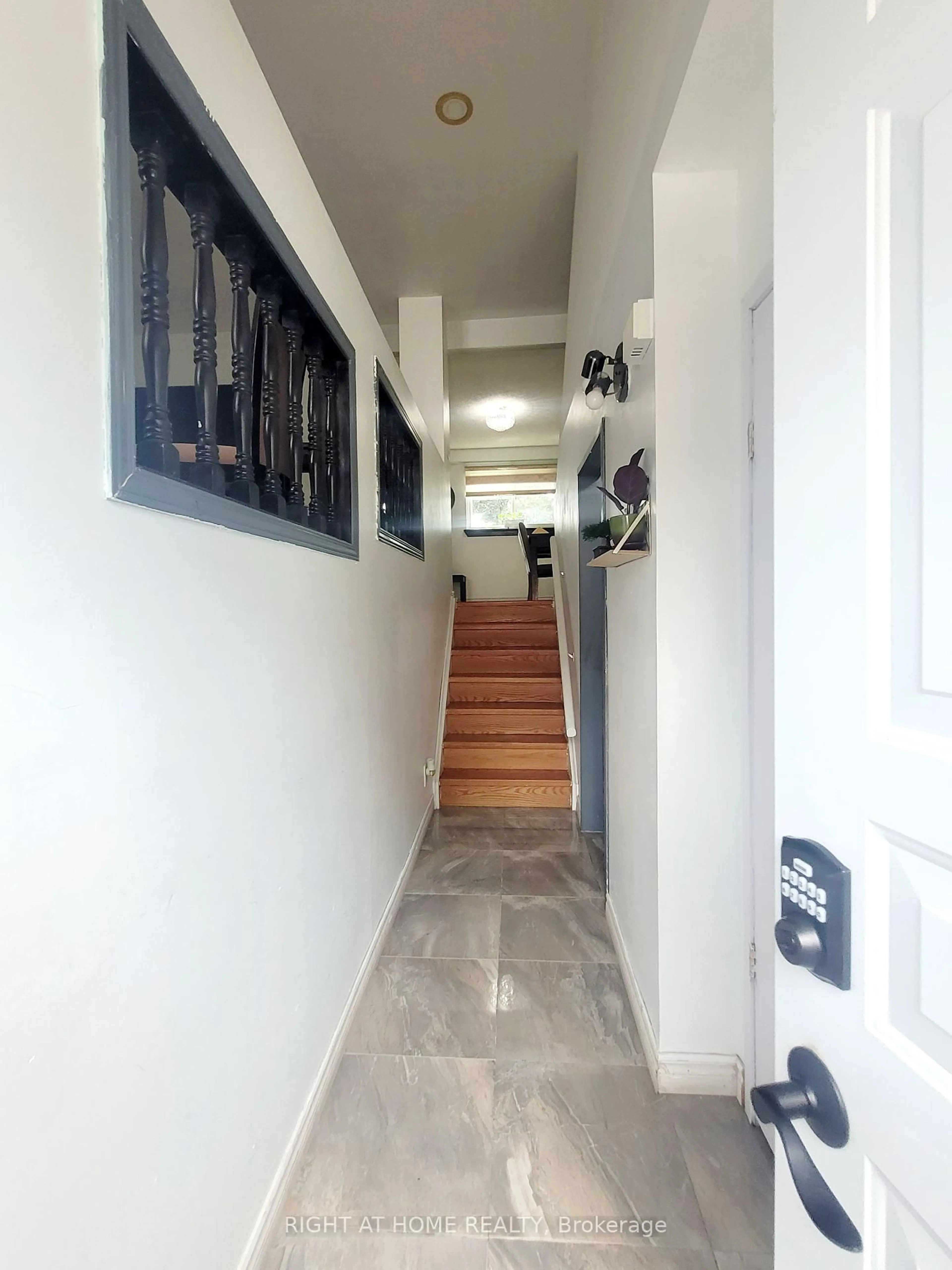 Indoor foyer for 320 Blackthorn St #7, Oshawa Ontario L1K 1K9
