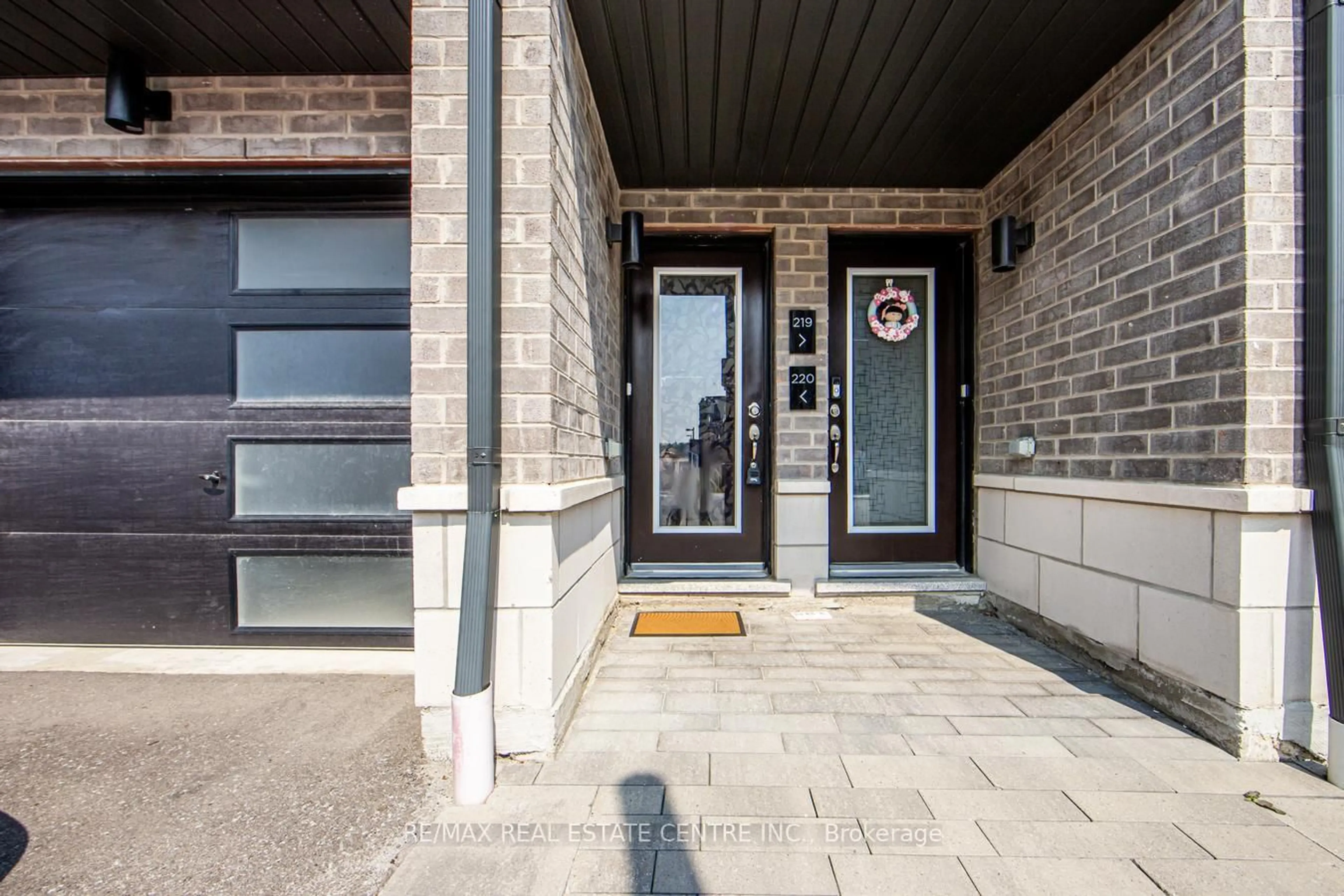 Indoor entryway for 2550 Castlegate Crossing #220, Pickering Ontario L1X 0H6