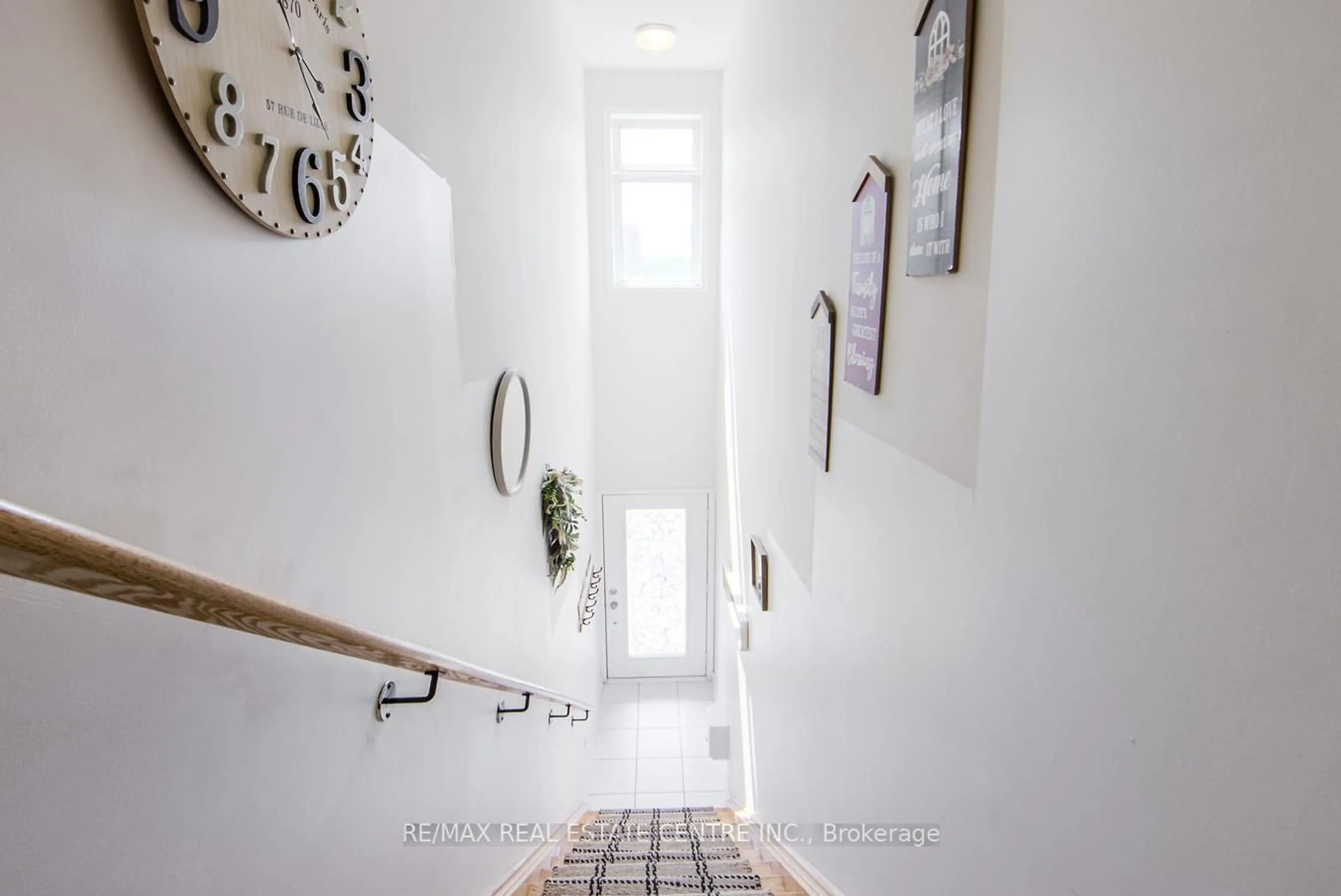 Indoor entryway for 2550 Castlegate Crossing #220, Pickering Ontario L1X 0H6