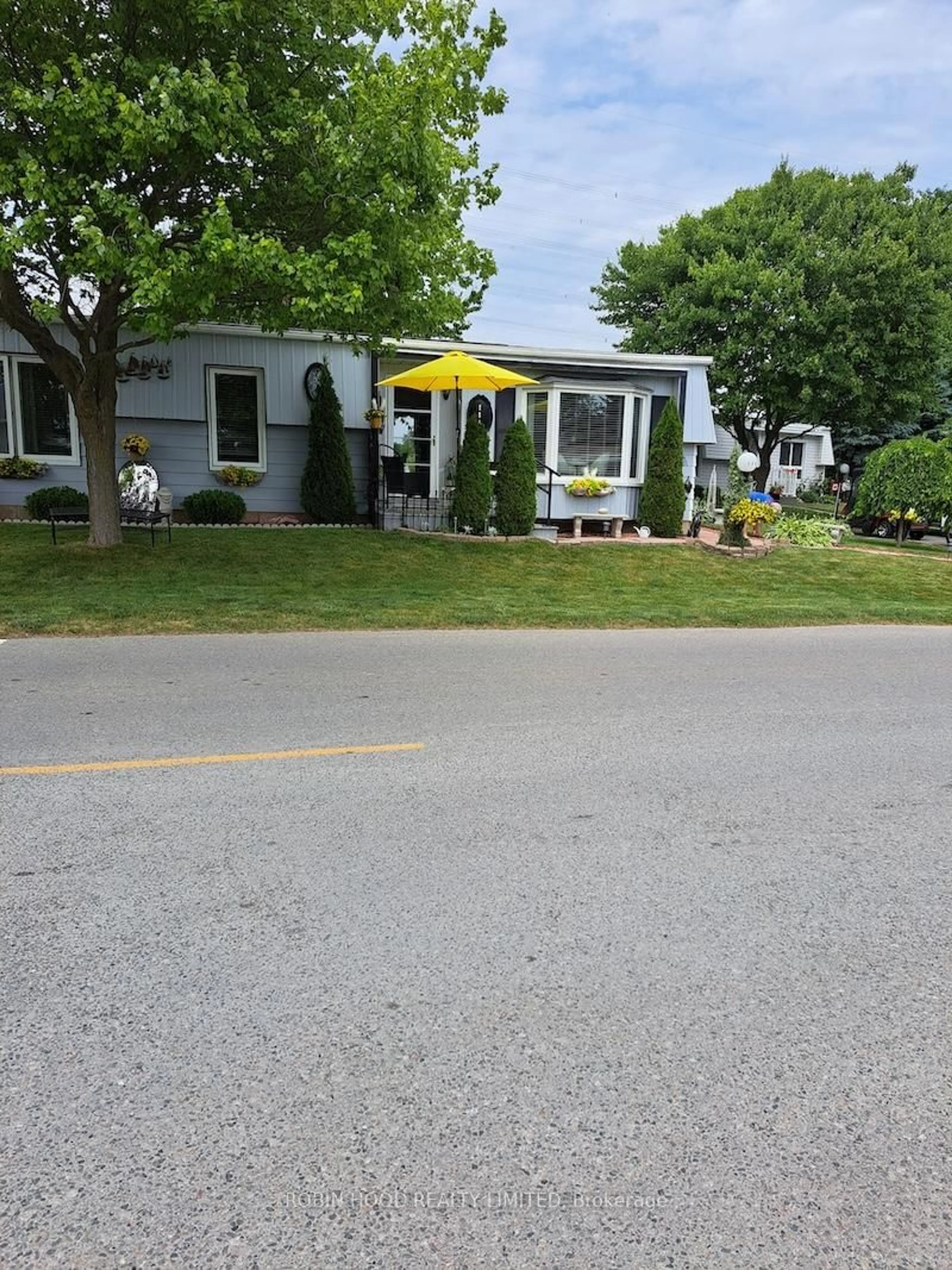 Patio, street for 114 Wilmot Tr, Clarington Ontario L1B 1B9