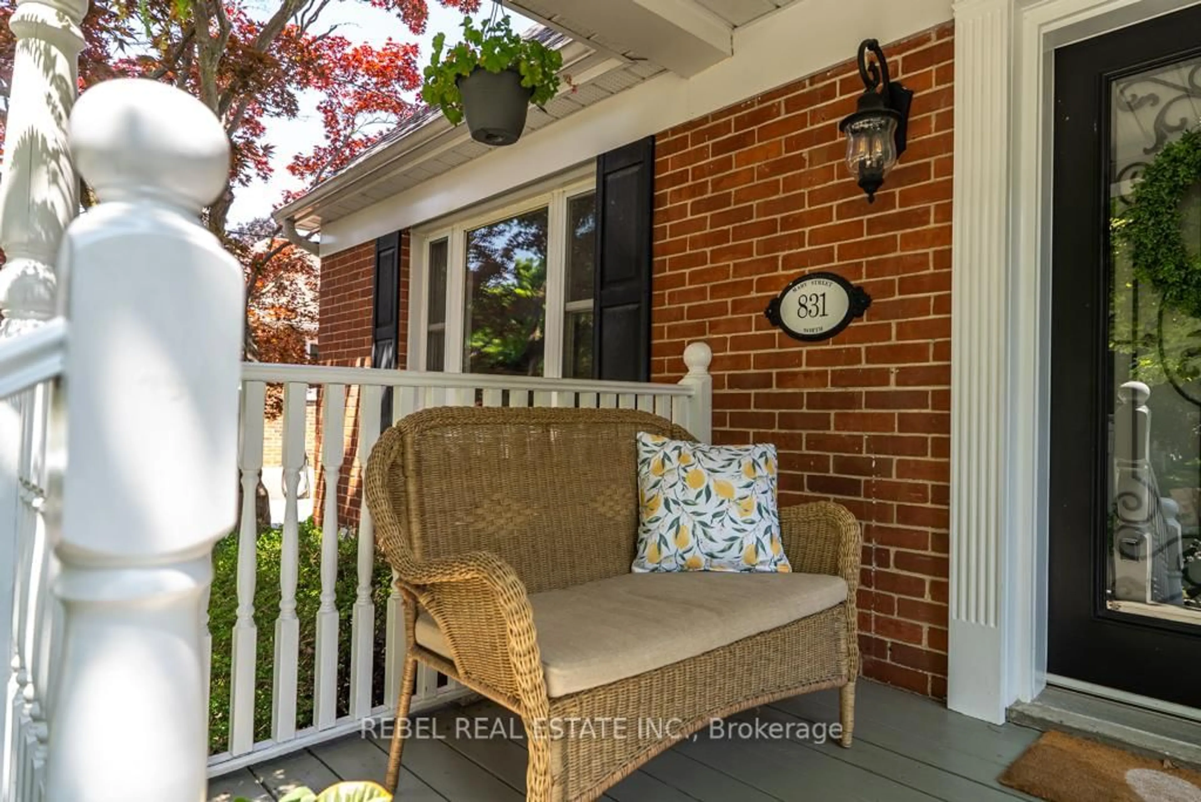 Patio, street for 831 Mary St, Oshawa Ontario L1G 5G5