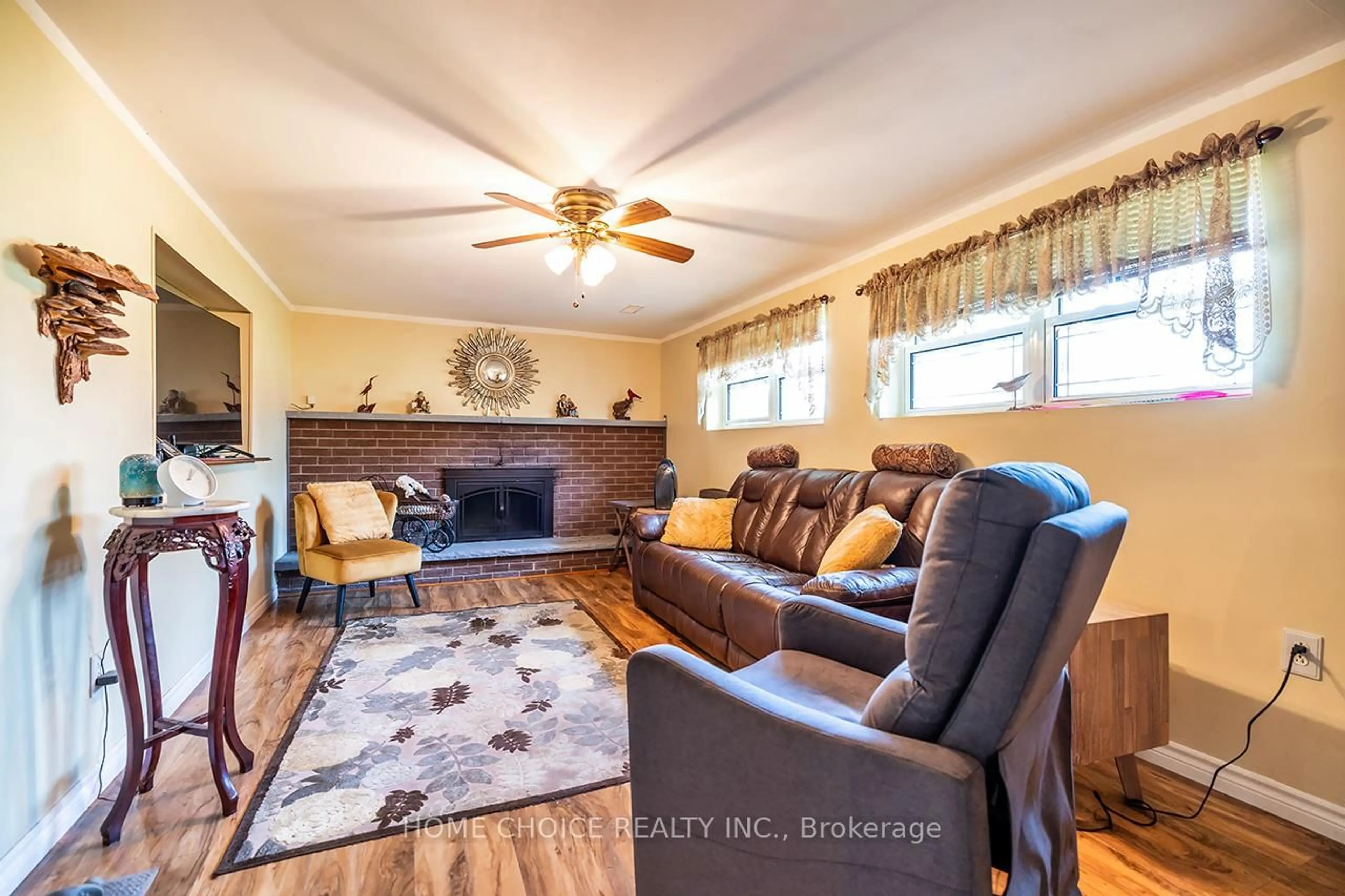 Living room with furniture, wood/laminate floor for 426 BEAVER St, Clarington Ontario L1B 1C3