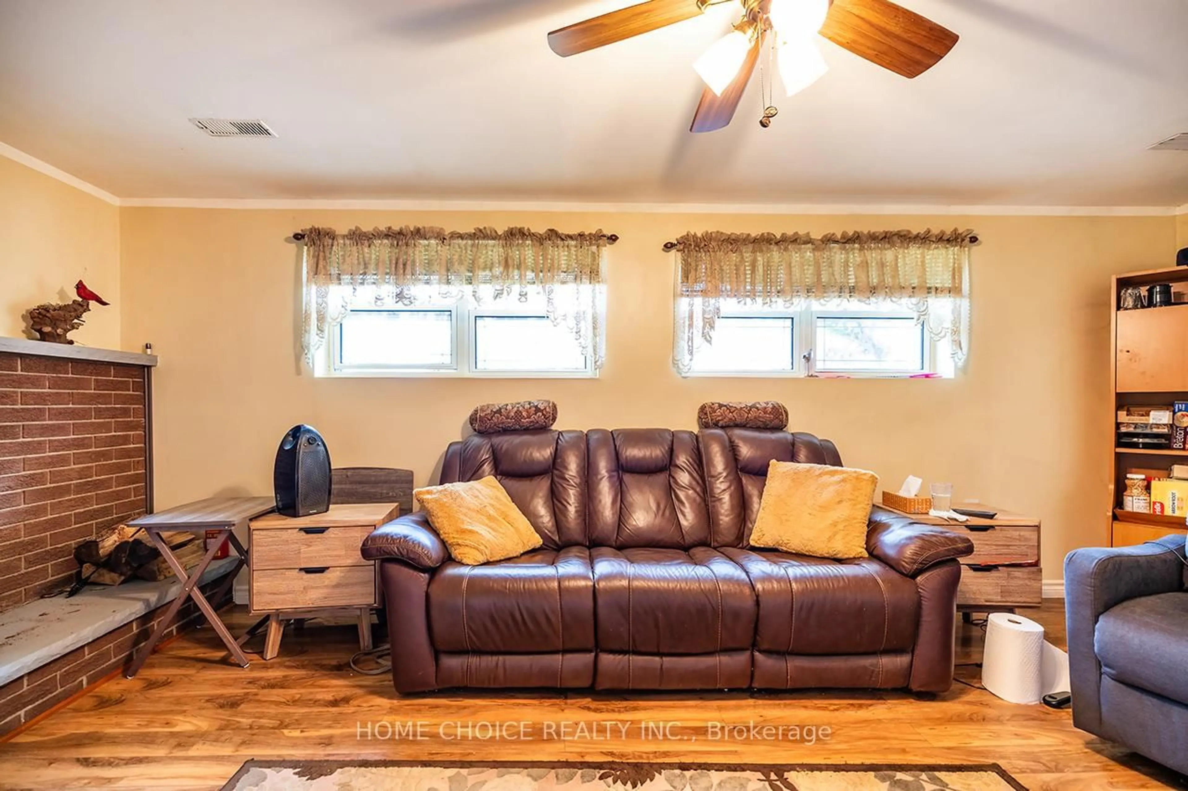 Living room with furniture, unknown for 426 BEAVER St, Clarington Ontario L1B 1C3