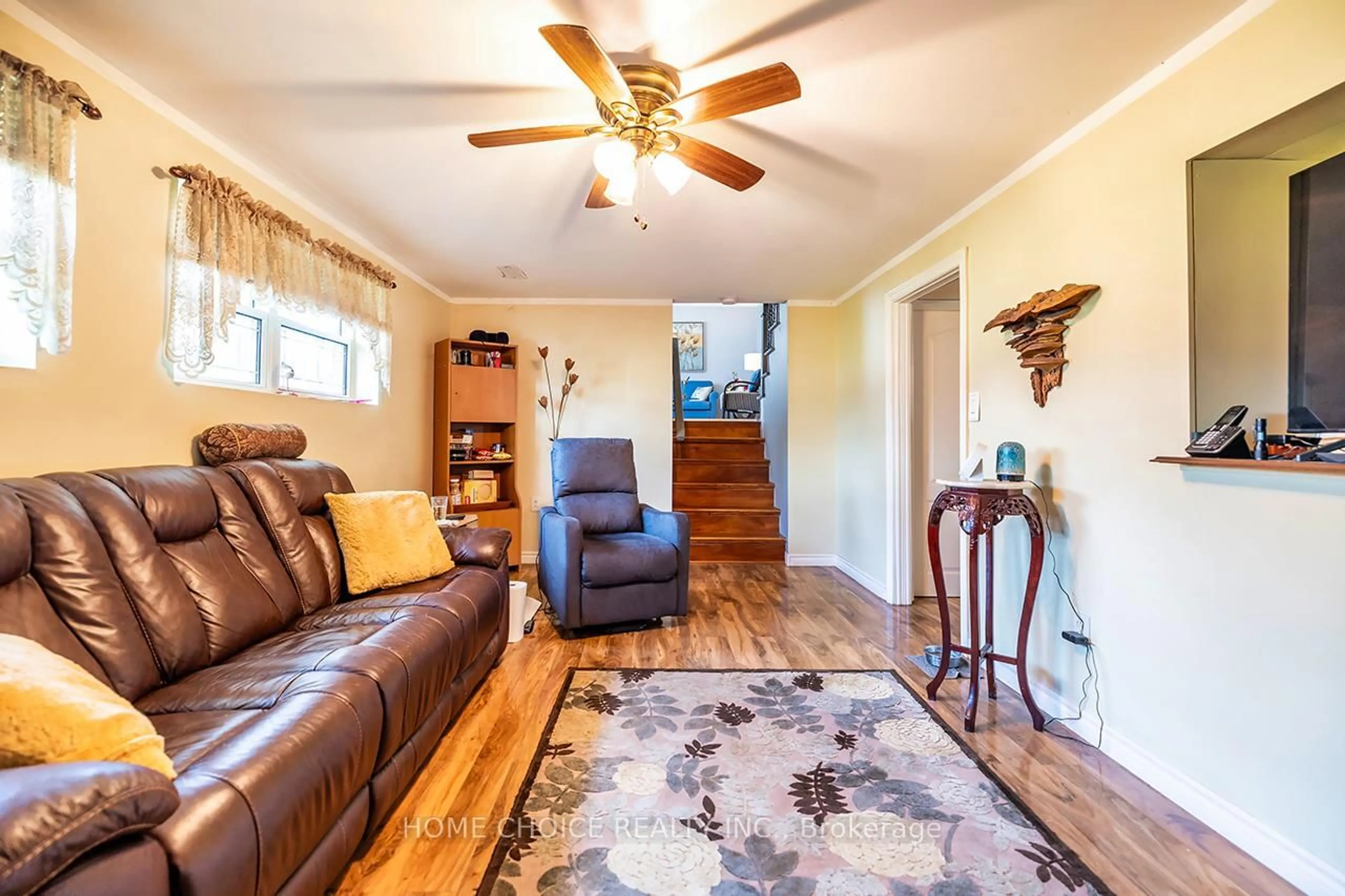 Living room with furniture, wood/laminate floor for 426 BEAVER St, Clarington Ontario L1B 1C3