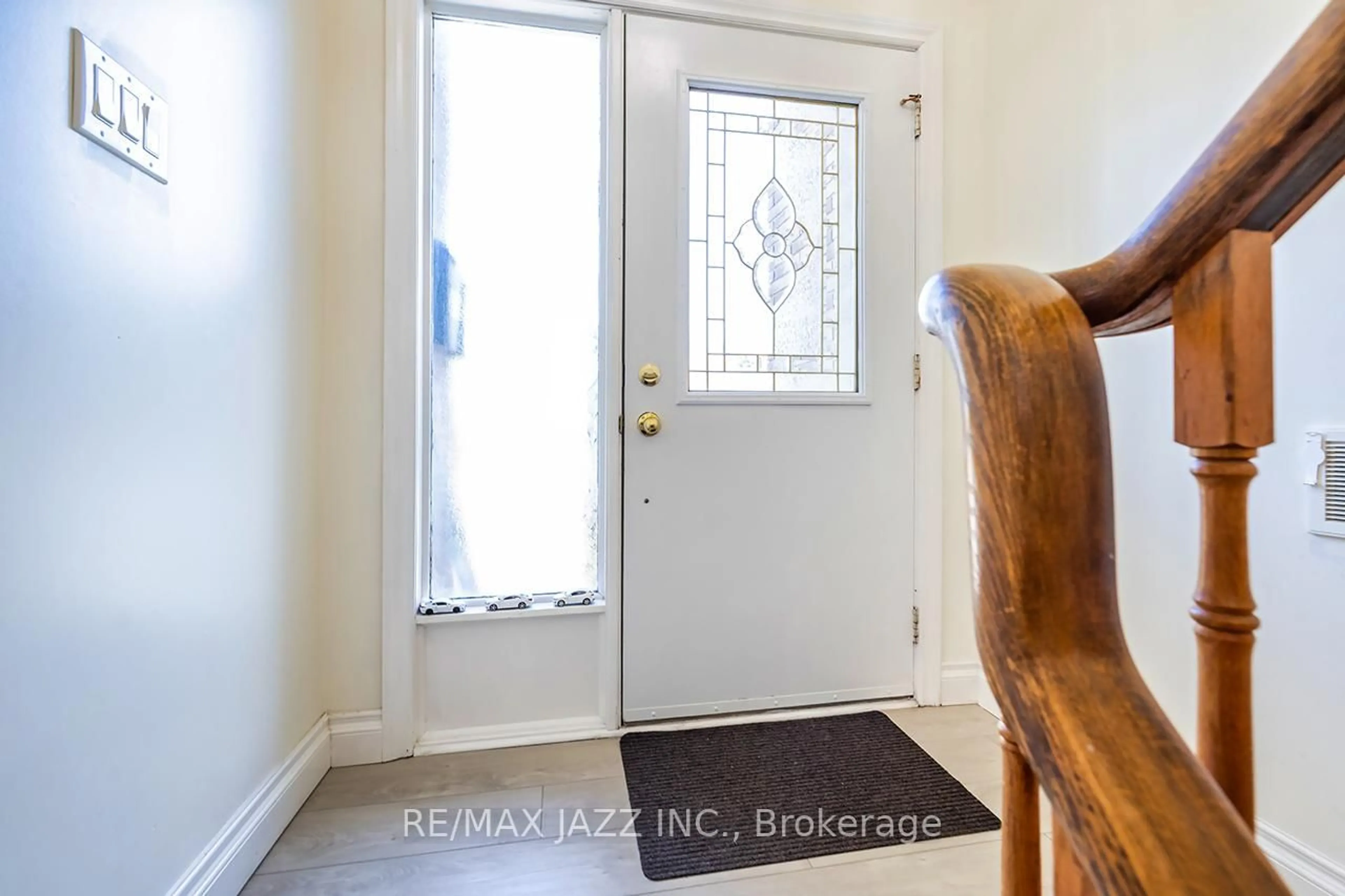 Indoor entryway for 843 Charisma Cres, Oshawa Ontario L1J 7S8
