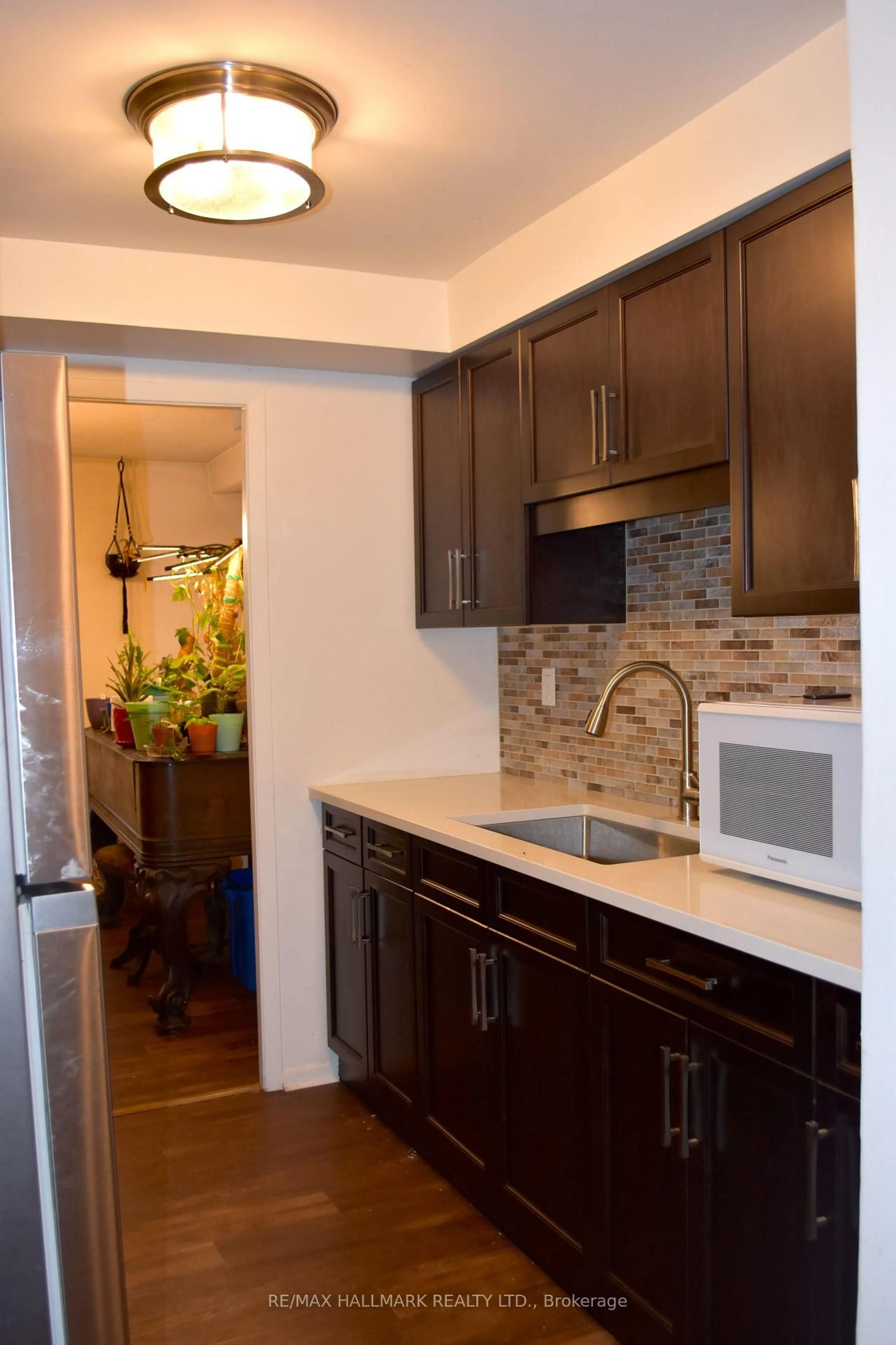 Standard kitchen, wood/laminate floor for 270 Palmdale Dr #310, Toronto Ontario M1T 3N8