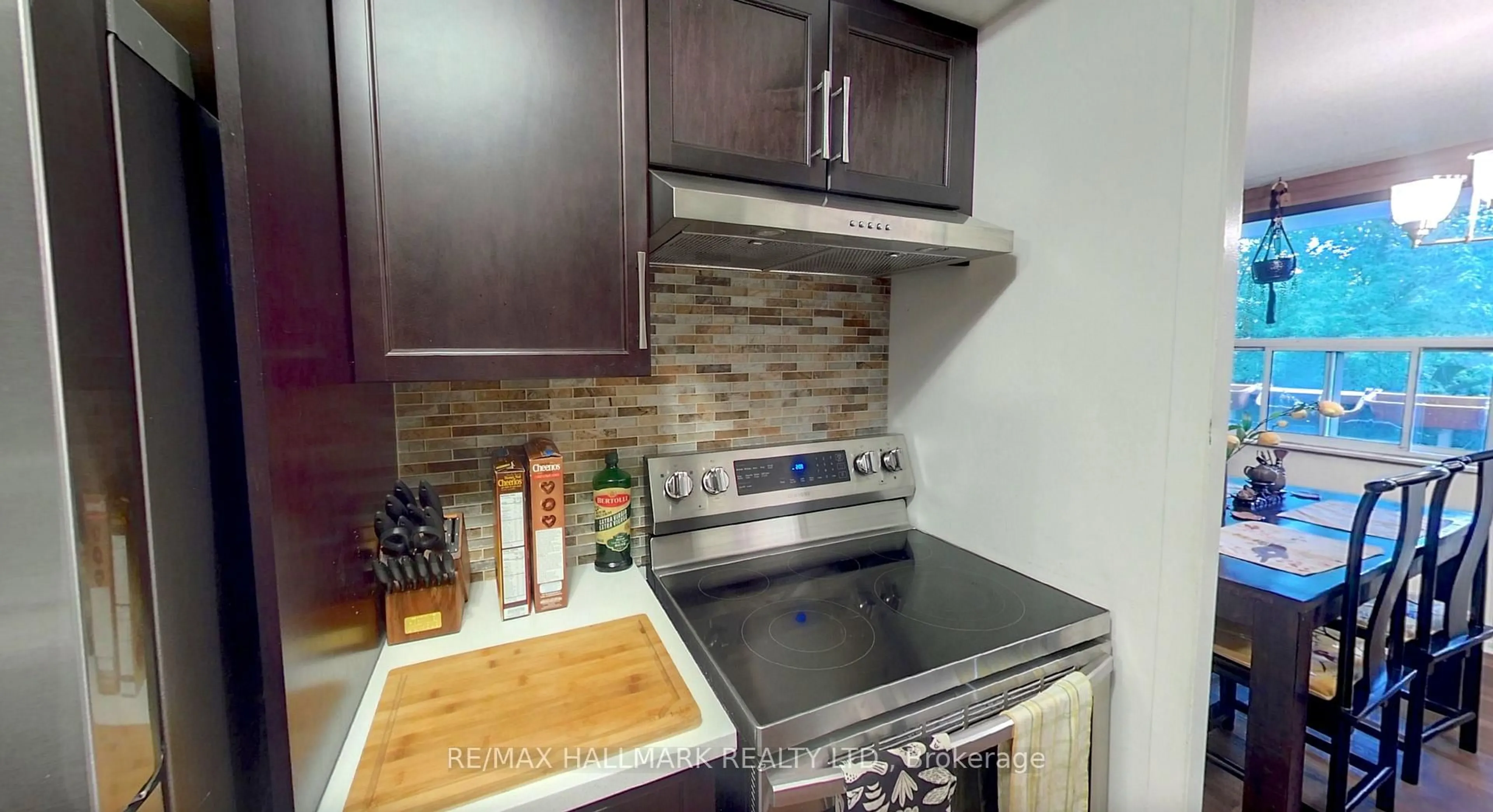 Standard kitchen, wood/laminate floor for 270 Palmdale Dr #310, Toronto Ontario M1T 3N8