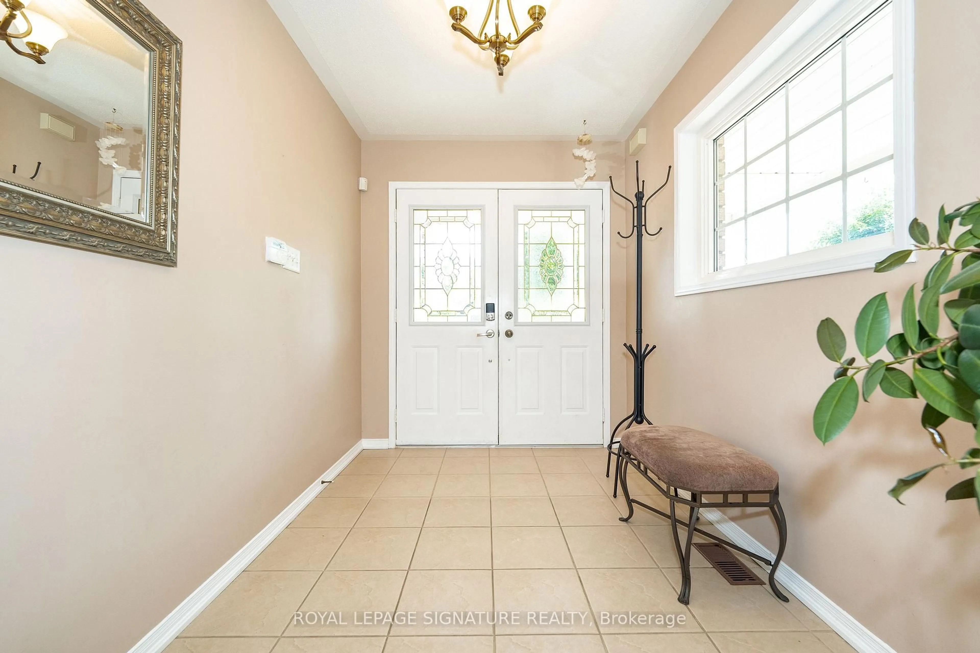 Indoor entryway for 1300 Duncan Ave, Oshawa Ontario L1K 2Y2