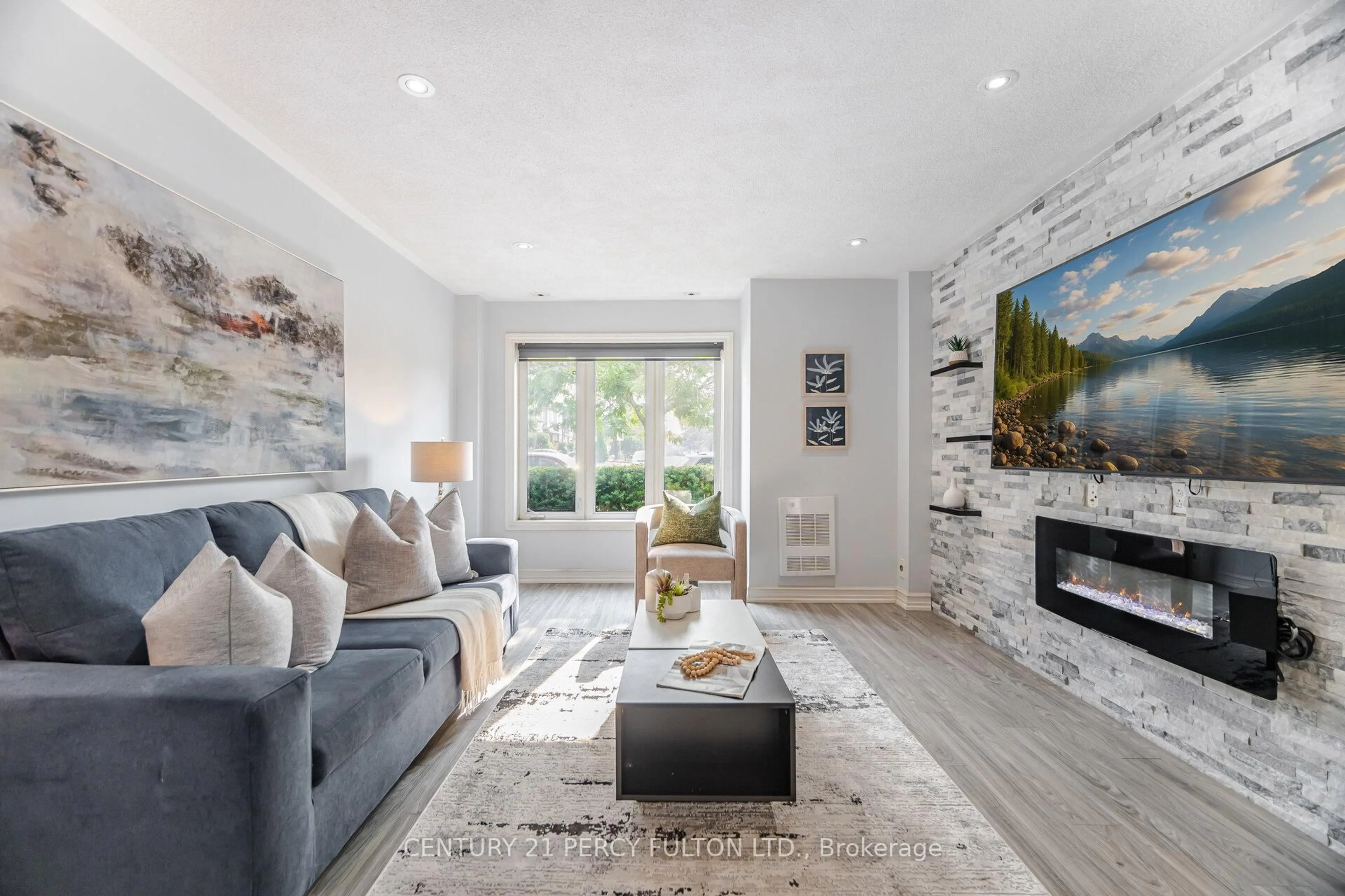 Living room with furniture, unknown for 29 Mondeo Dr, Toronto Ontario M1P 5B6