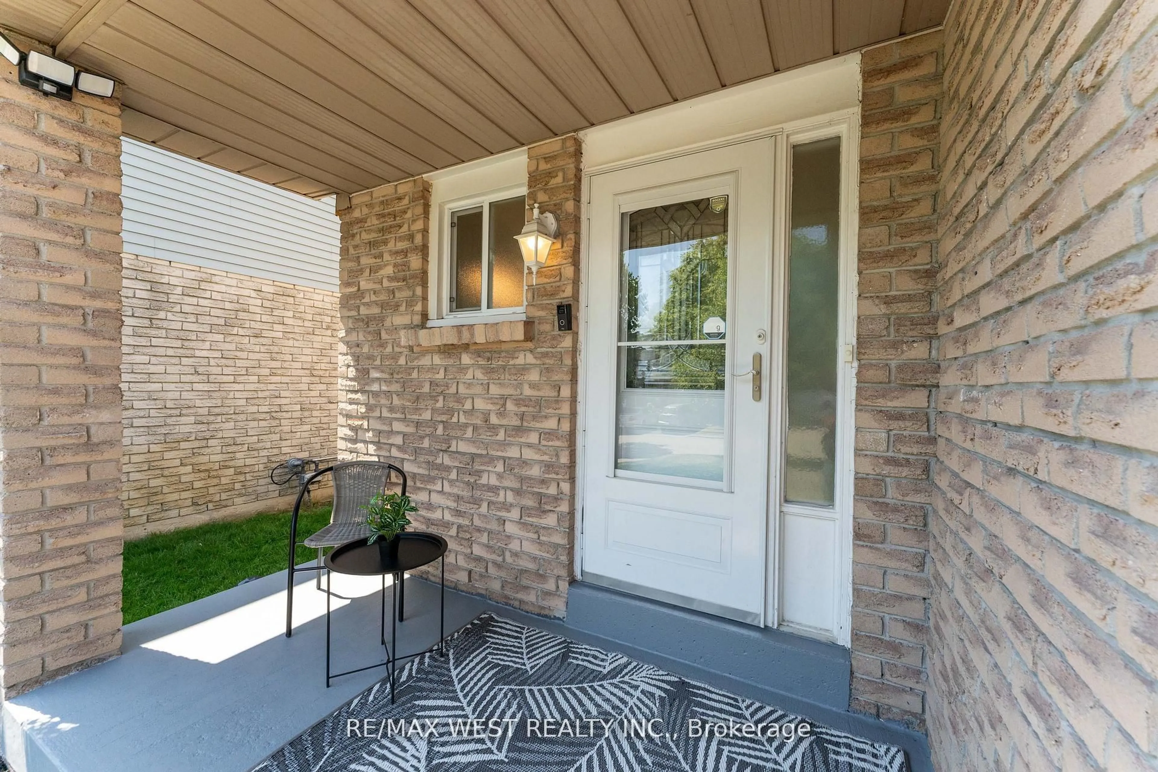 Indoor entryway for 172 Lichen Cres, Oshawa Ontario L1J 7Y2