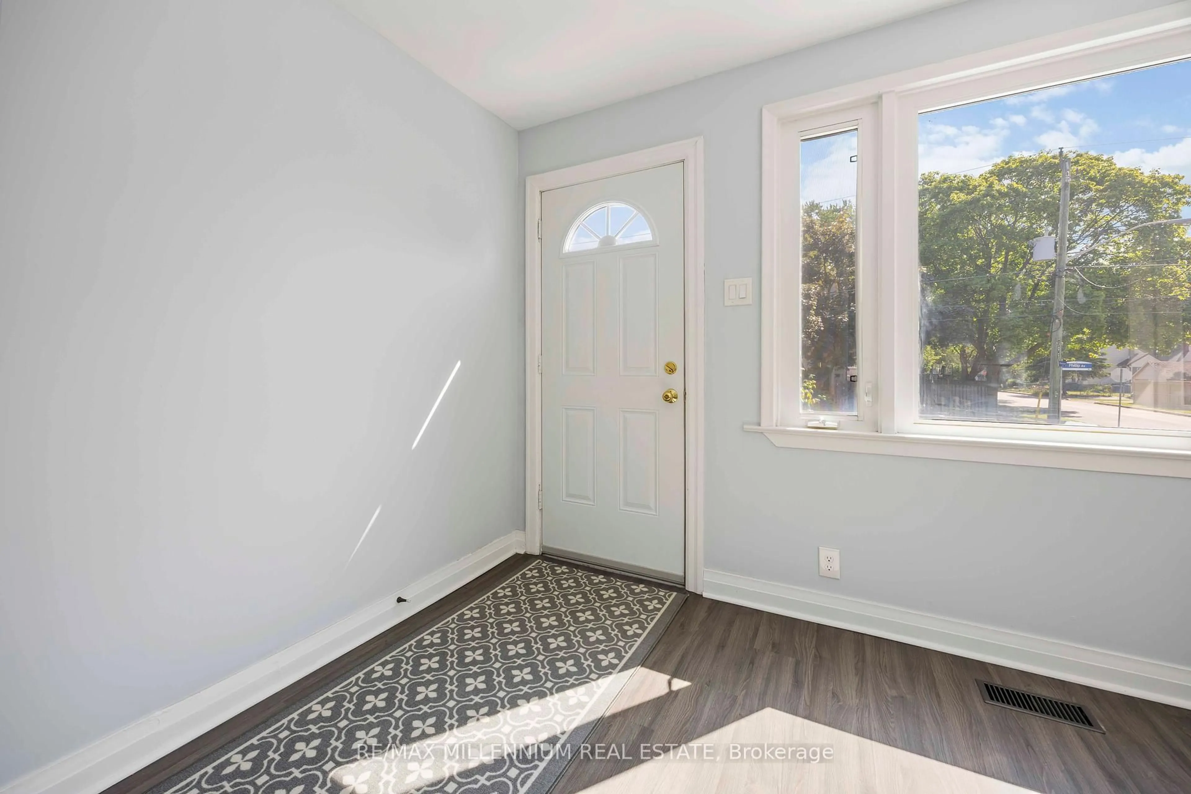 Indoor entryway for 96 Phillip Ave, Toronto Ontario M1N 3R4