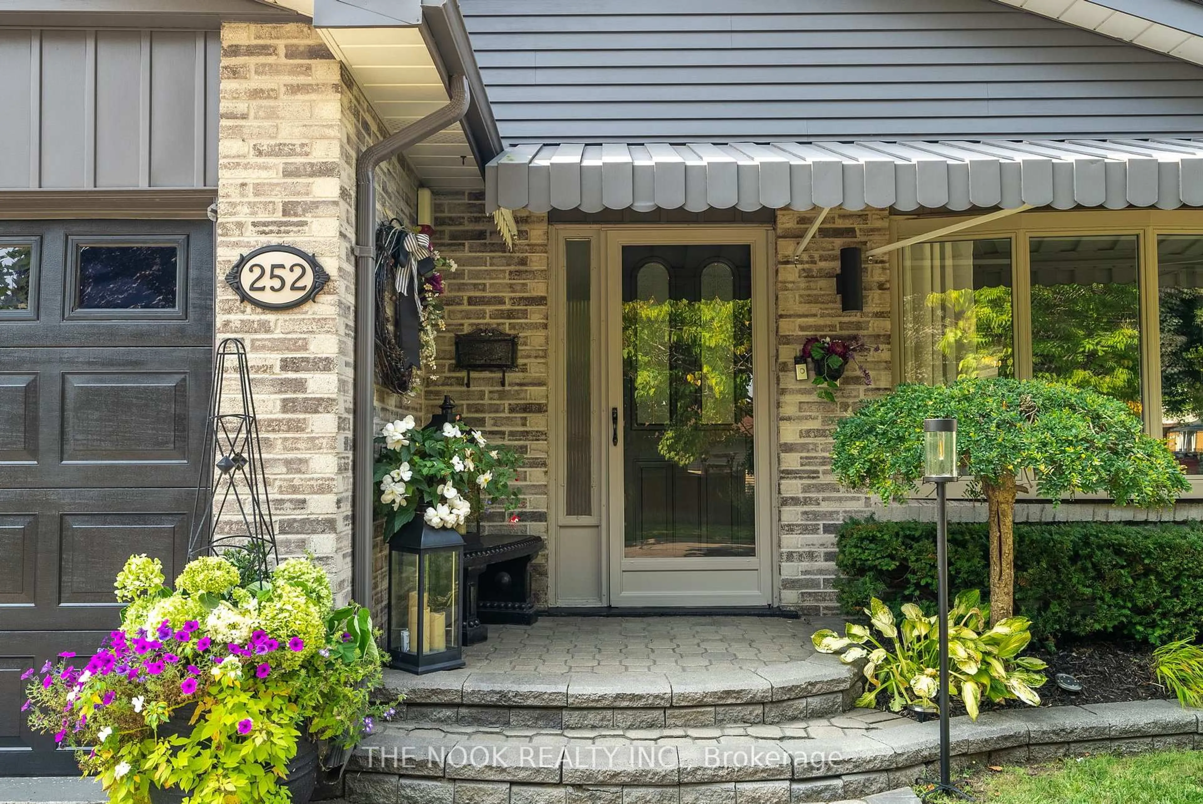 Indoor entryway for 252 Limerick St, Oshawa Ontario L1J 6K9
