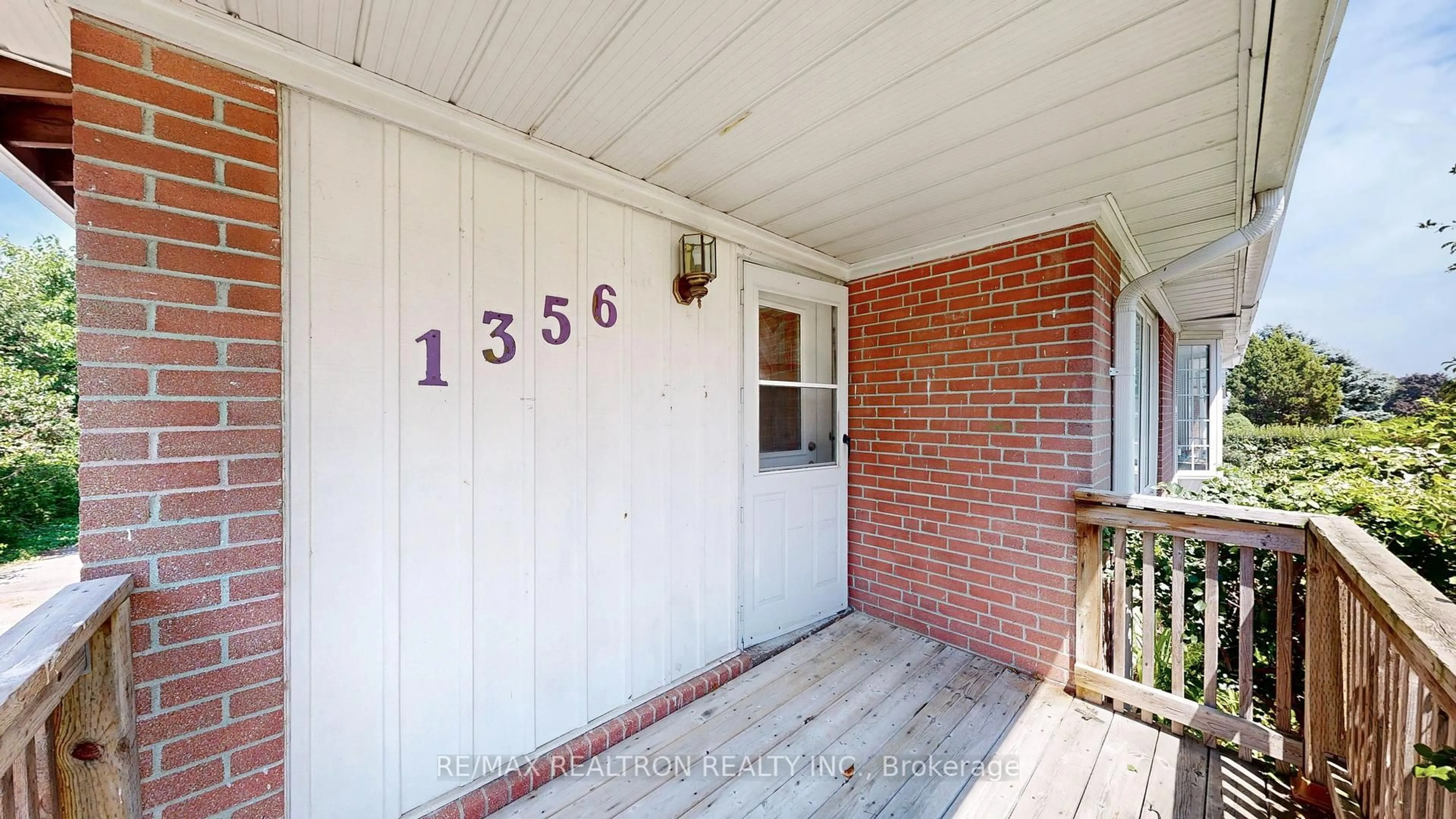 Indoor entryway for 1356 Tatra Dr, Pickering Ontario L1W 1K6