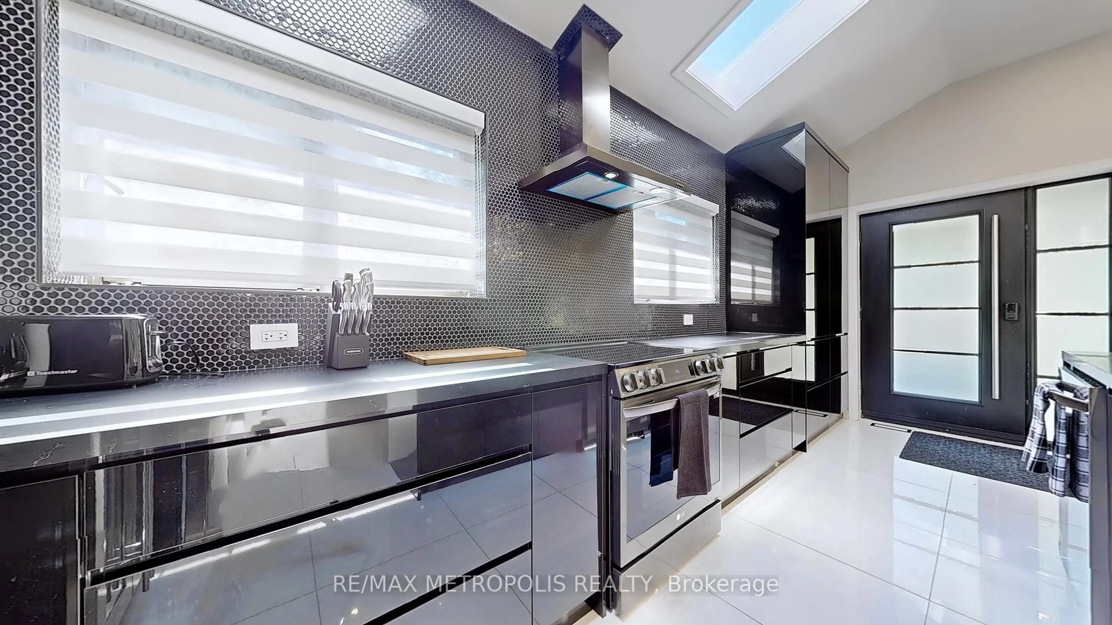 Contemporary kitchen, ceramic/tile floor for 640 Lansdowne Dr, Oshawa Ontario L1G 1W4