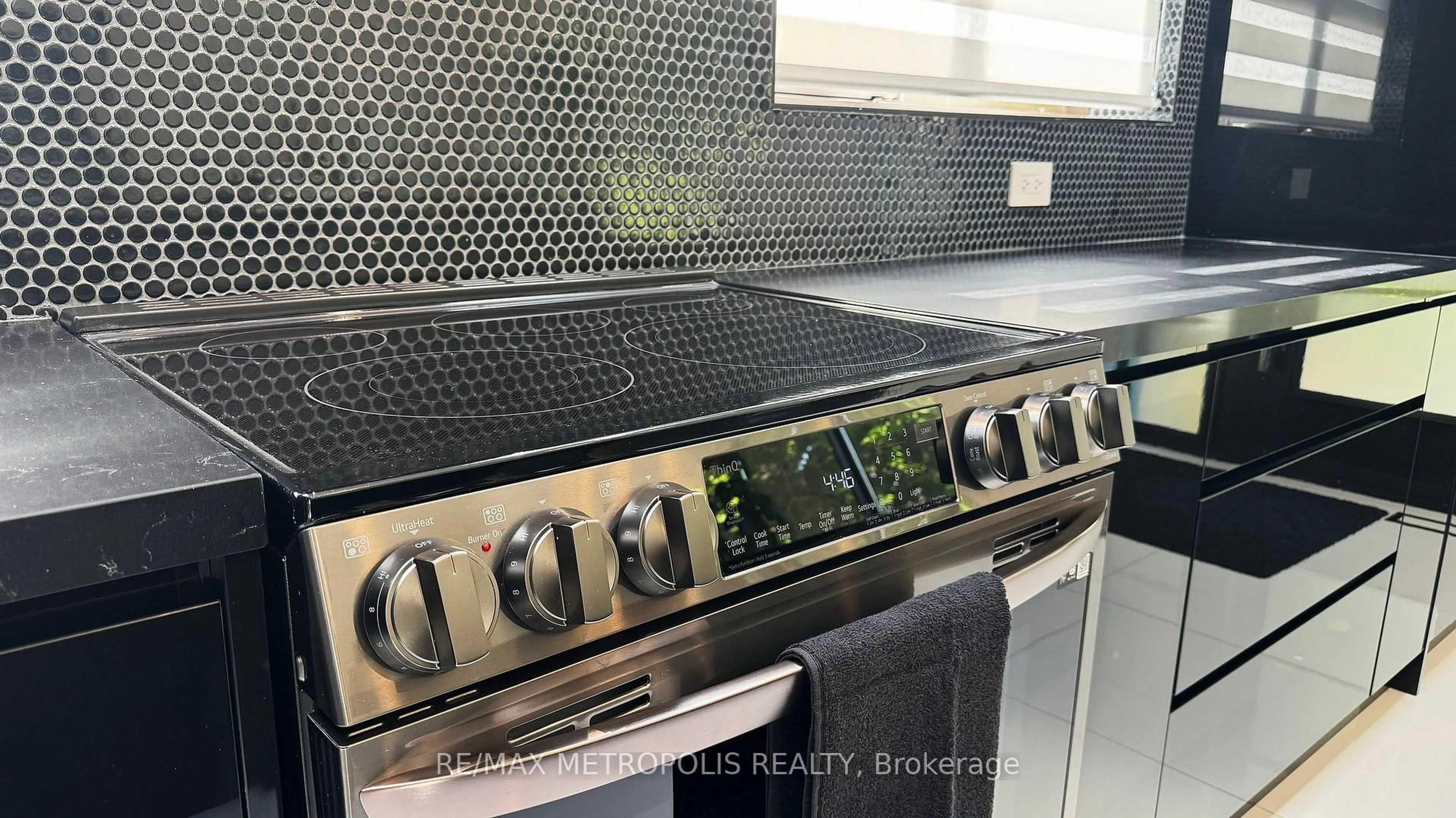 Standard kitchen, ceramic/tile floor for 640 Lansdowne Dr, Oshawa Ontario L1G 1W4